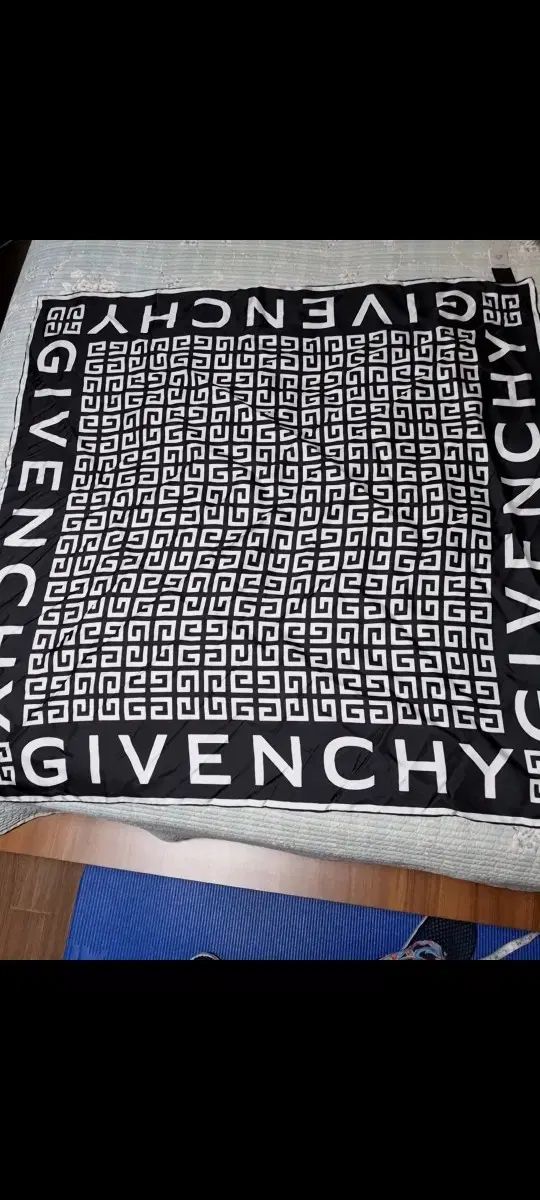 GIVENCHY