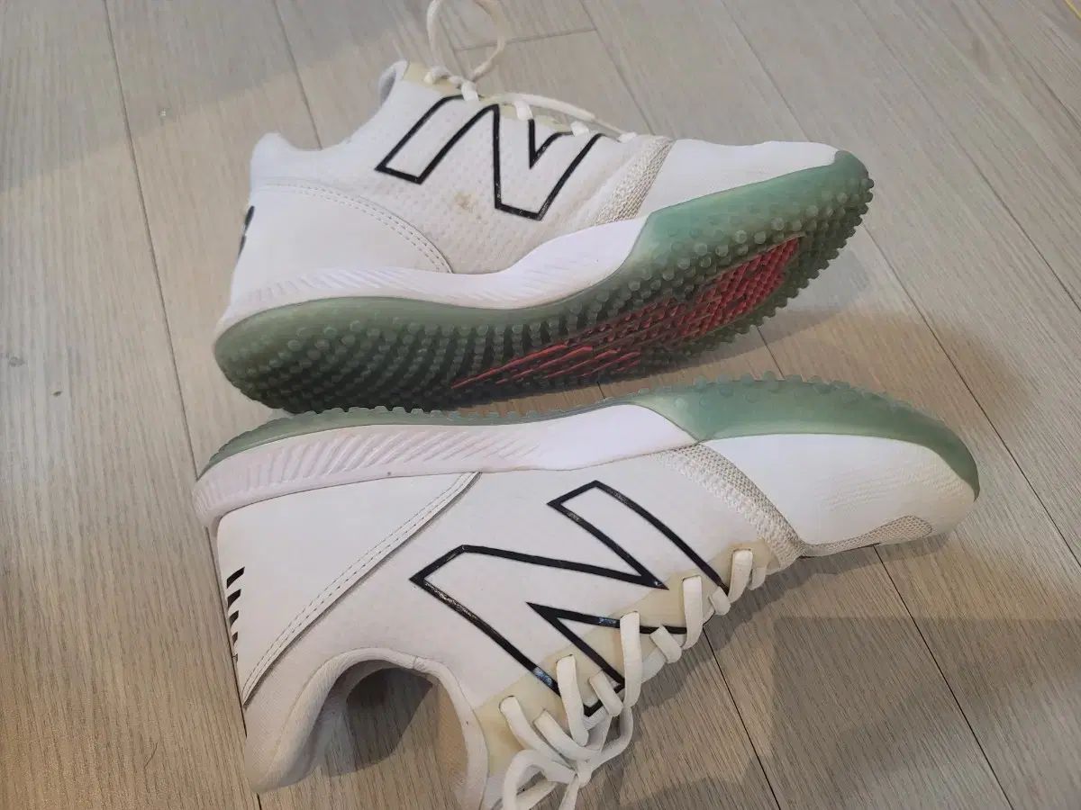 野球シューズ 人造芝用シューズ