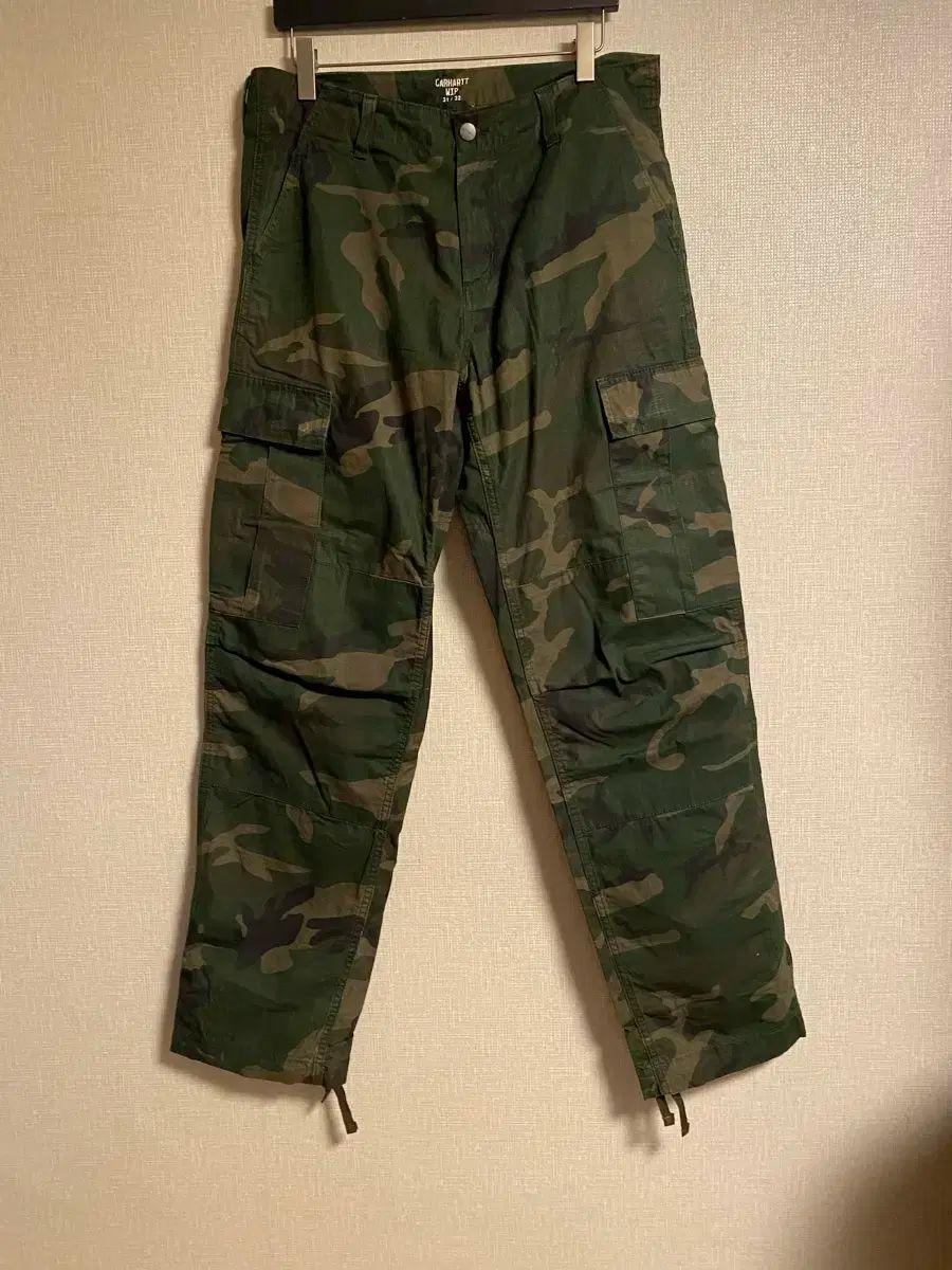 Carhartt WIP カモ カーゴ ズボン