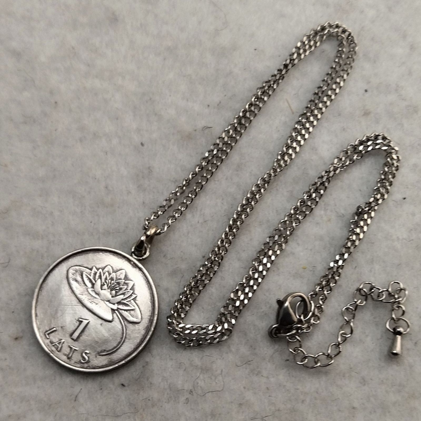 ラトビアの蓮の花のコインネックレス 着けっ放しOK