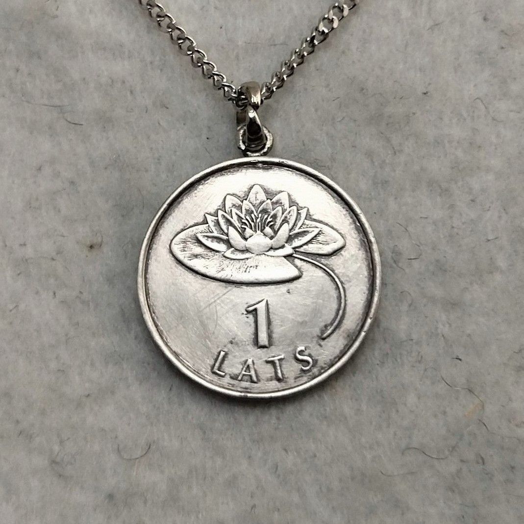 ラトビアの蓮の花のコインネックレス 着けっ放しOK