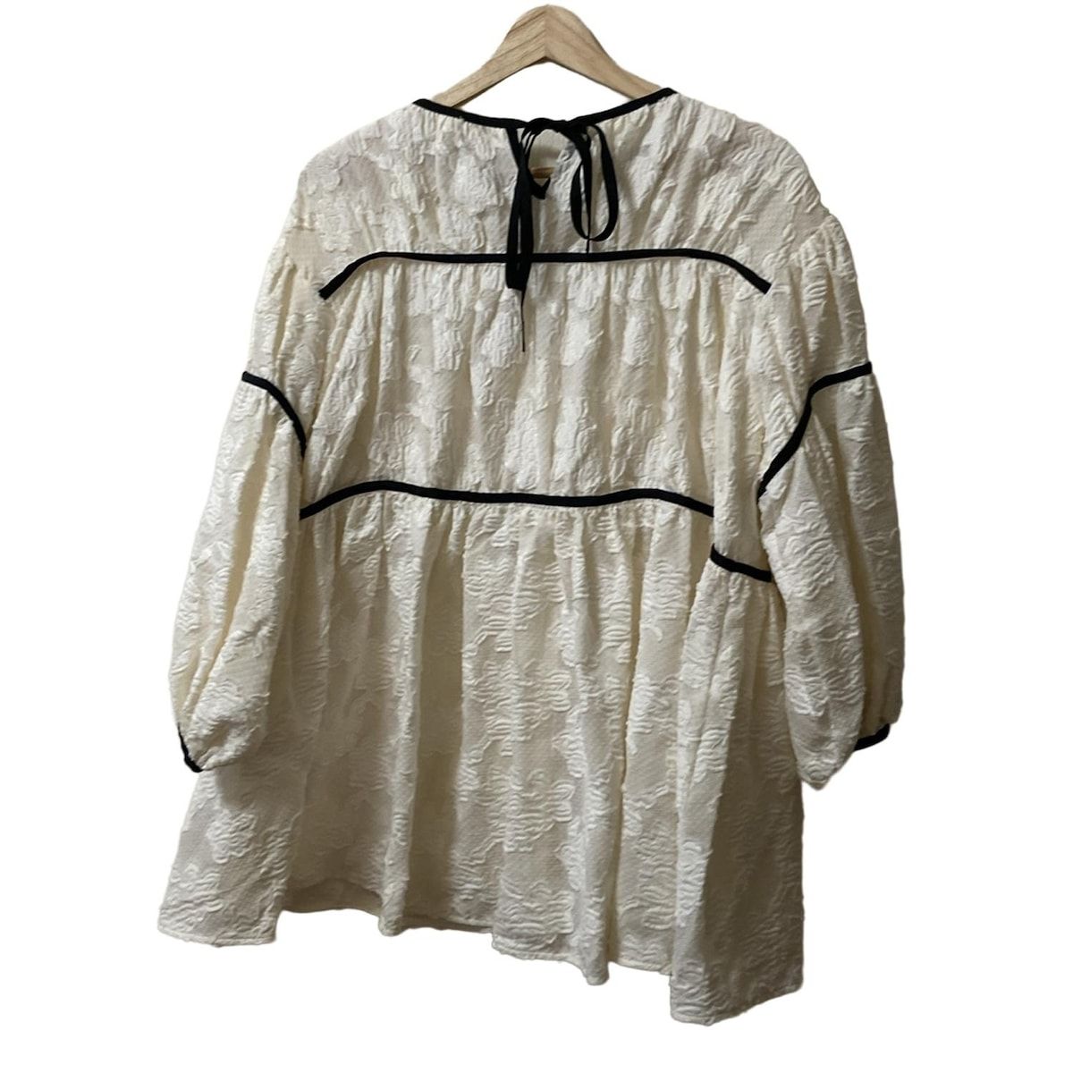 セブンテン バイミホカワヒト チュニック サイズM レディース - アイボリー×黒 長袖 フラワー 花 バルーン袖