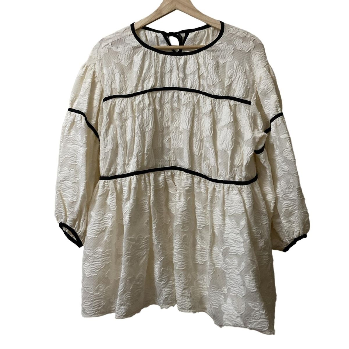 セブンテン バイミホカワヒト チュニック サイズM レディース - アイボリー×黒 長袖 フラワー 花 バルーン袖