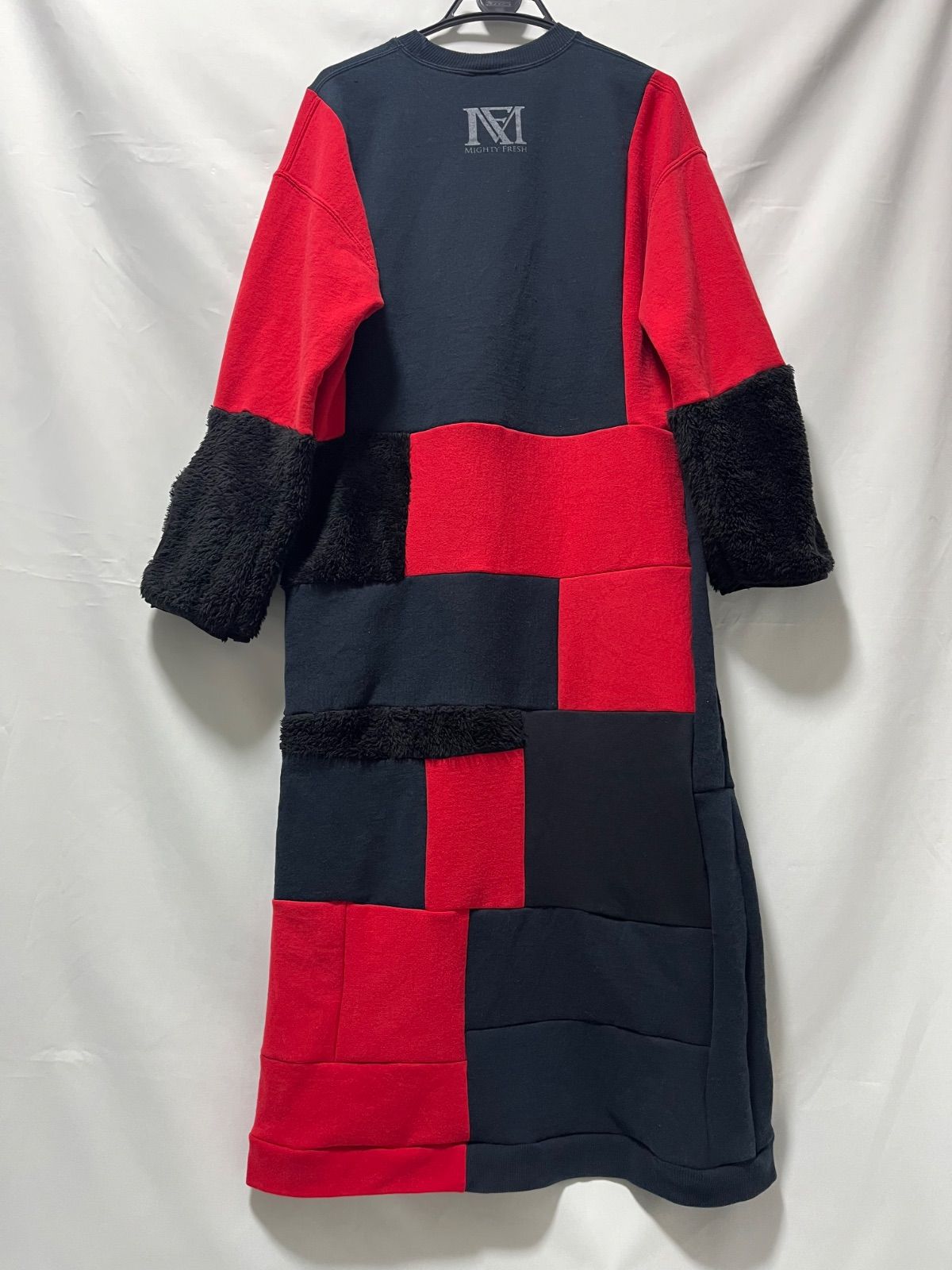  ﾘﾒｲｸ古着 remakeーﾊﾟｯﾁﾜｰｸﾜﾝﾋﾟｰｽ 裏起毛ワンピース 長袖ﾛﾝｸﾞﾜﾝﾋﾟｰｽ ﾛｺﾞT 黒 赤 ファー 長袖 七分袖 カットソーワンピース