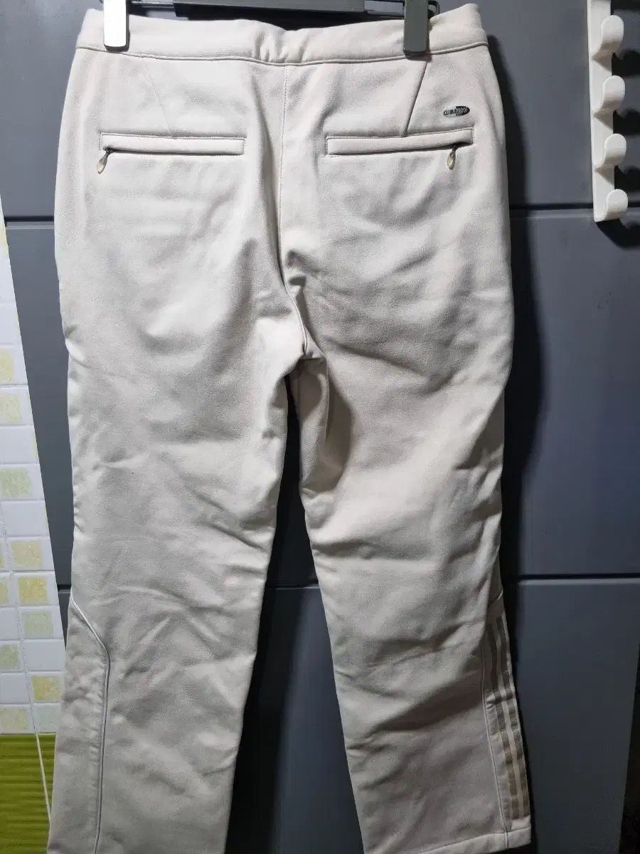 アディダス レディース アイボリー色 ズボン