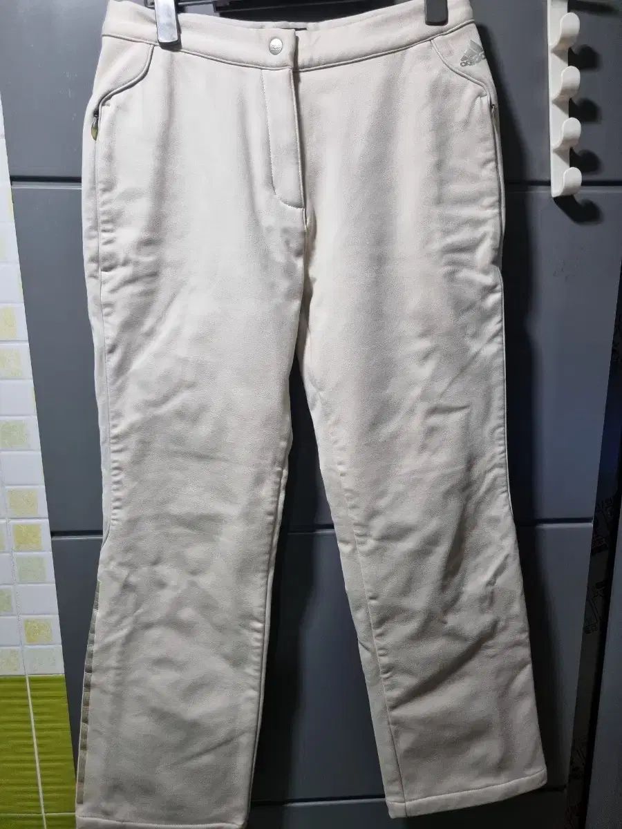 アディダス レディース アイボリー色 ズボン