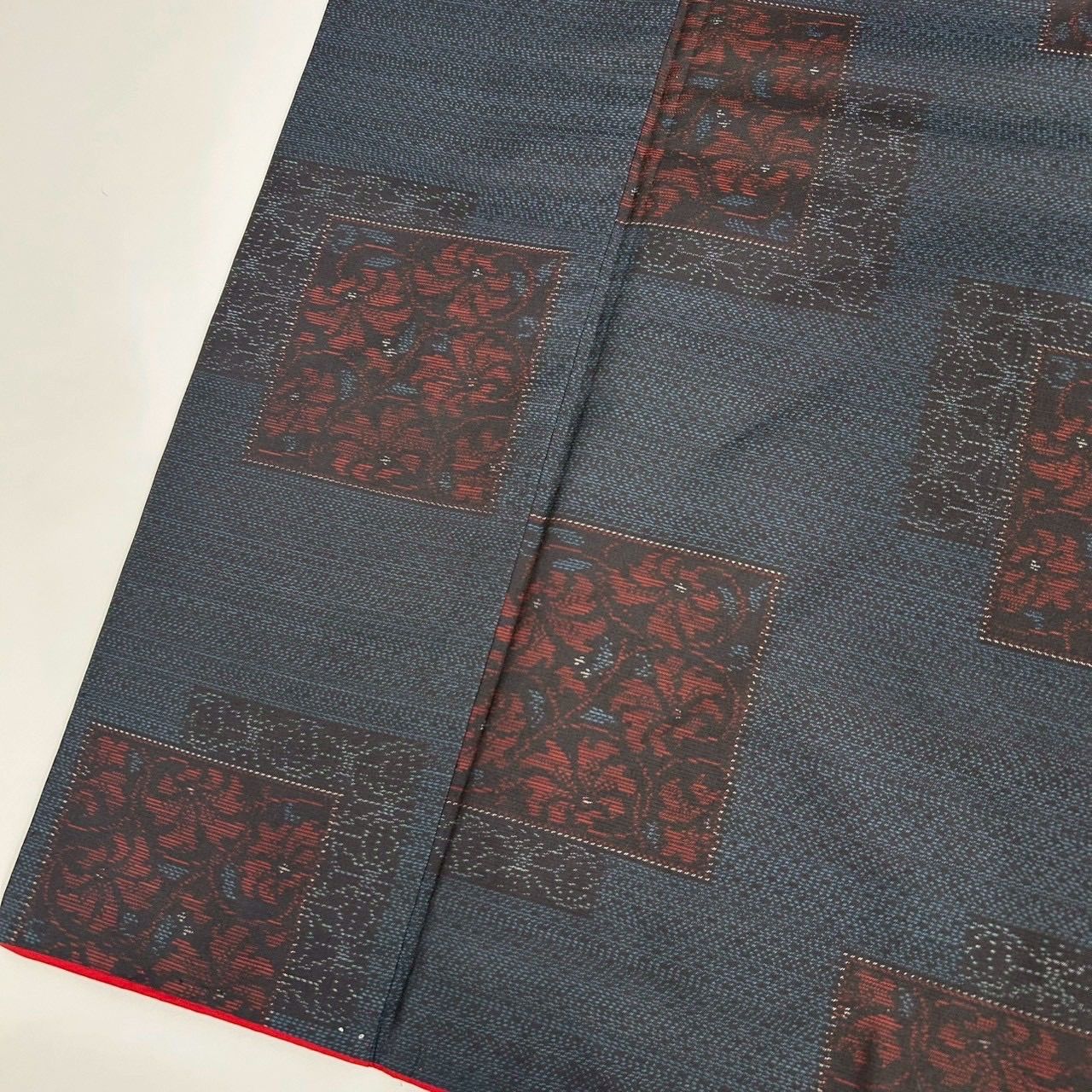 本場大島紬 泥藍染 横双 四角に花唐草 素敵な絣柄 正絹 着物 MK-897