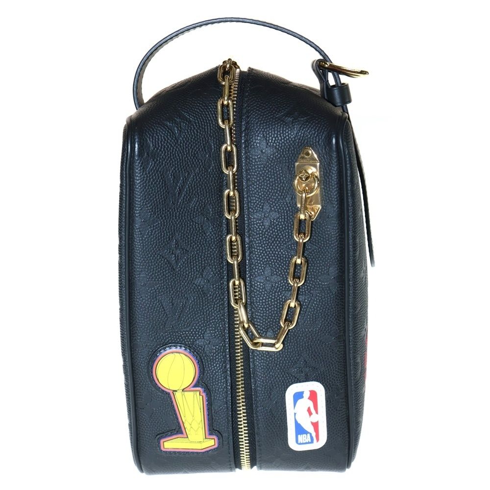 LOUIS VUITTON ルイヴィトン ×NBA モノグラム エンボス クローク ドップキット クラッチバッグ セカンドバッグ ブラック M58515