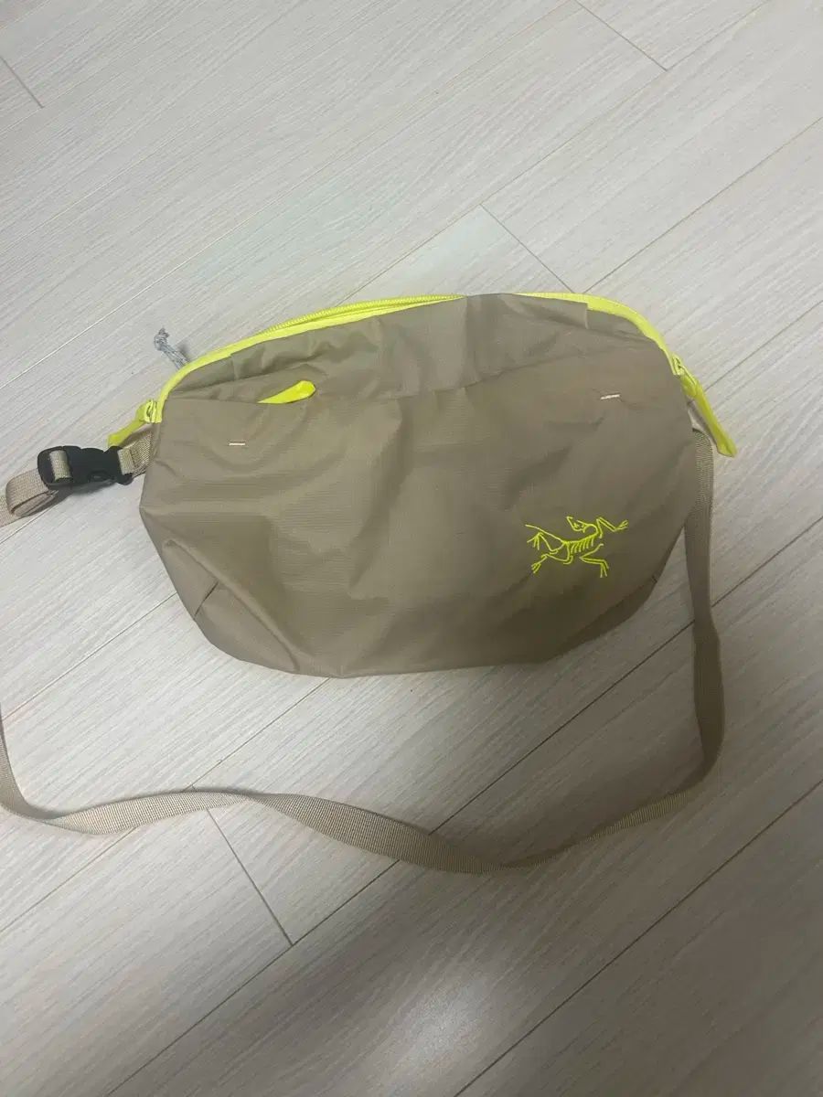 アークテリクス ヒリアド 6L クロスボディーバッグ