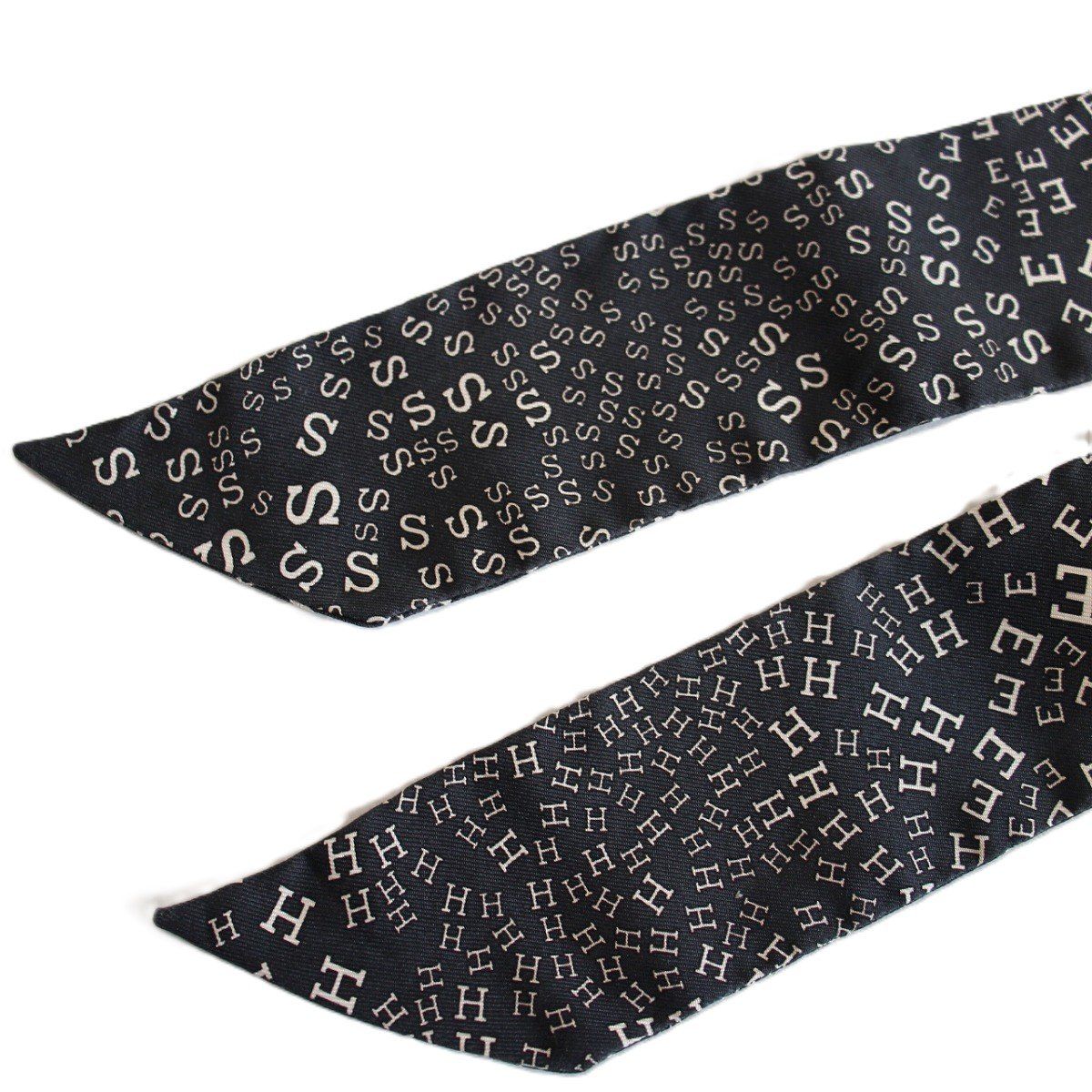 【極美品】エルメス ツイリー アルファベット シルク100% エンジ 赤 黒 極美品】エルメス ツイリー アルファベット シルク100% エンジ 赤 黒