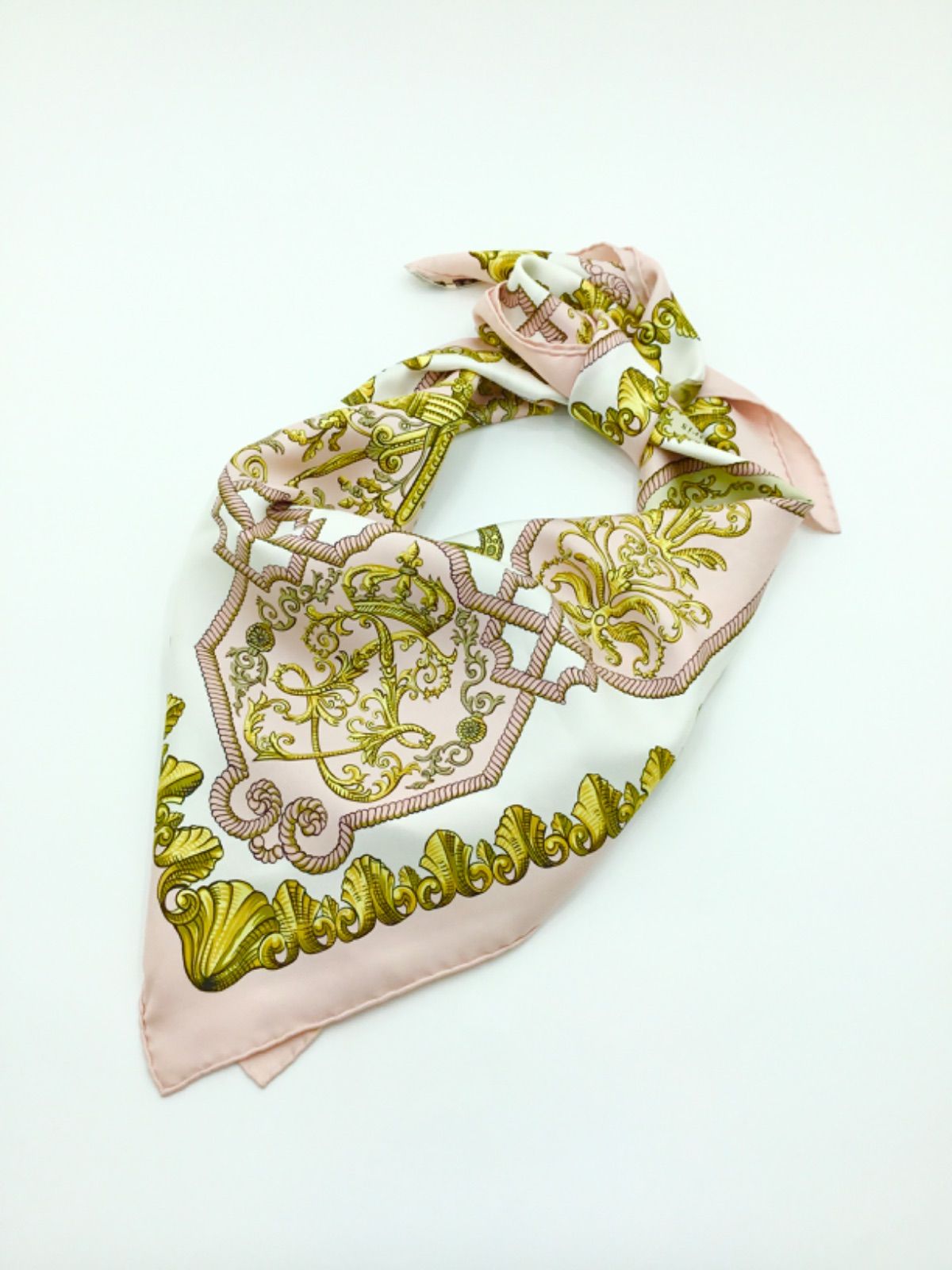 エルメス HERMES カレ90 LVDOVICVS MAGNVS 偉大なるルイ シルク スカーフ ピンク 白 金 マルチ レディース ブランド小物