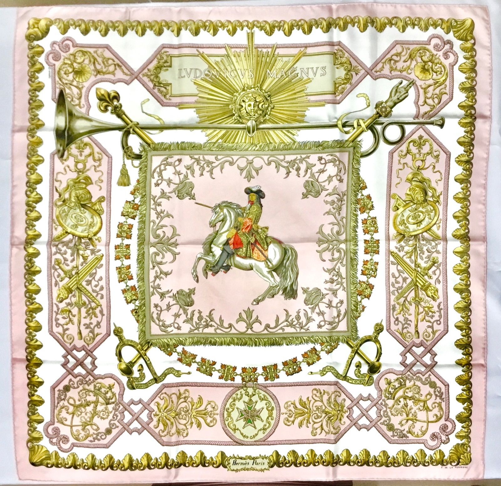 エルメス HERMES カレ90 LVDOVICVS MAGNVS 偉大なるルイ シルク スカーフ ピンク 白 金 マルチ レディース ブランド小物