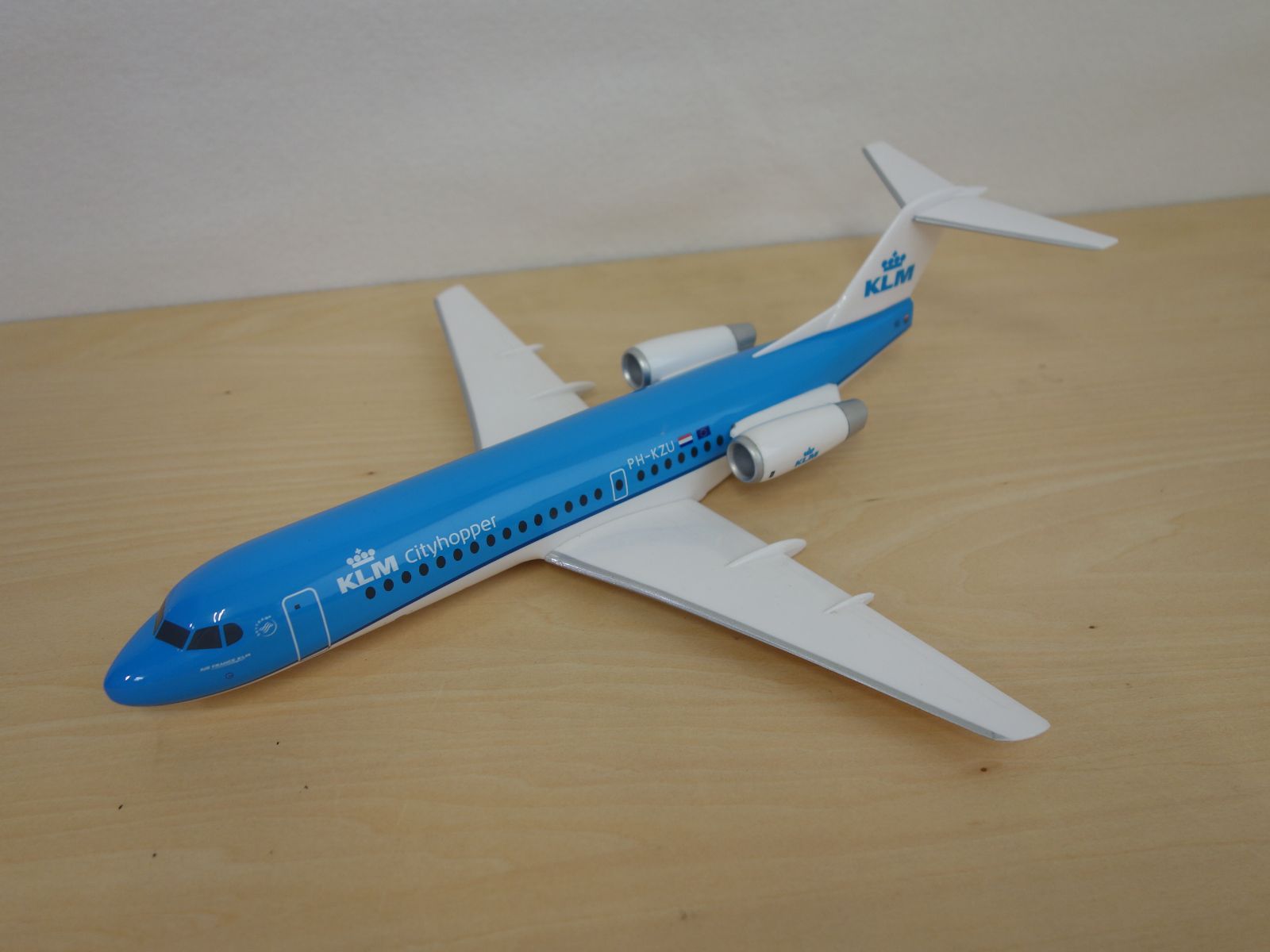 M 飛行機 旅客機 航空機 模型 プラモデル オランダ フォッカー70 小型ジェット KLM Cityhopper シティホッパー オランダ航空 PH KZU 38870