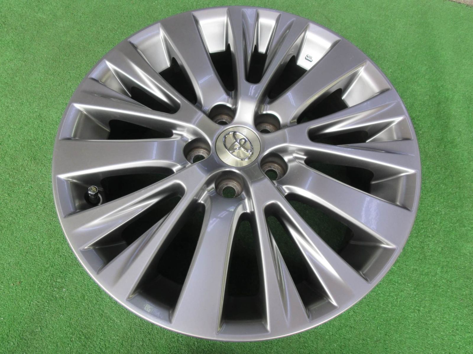 目立った傷も無く程度良好です