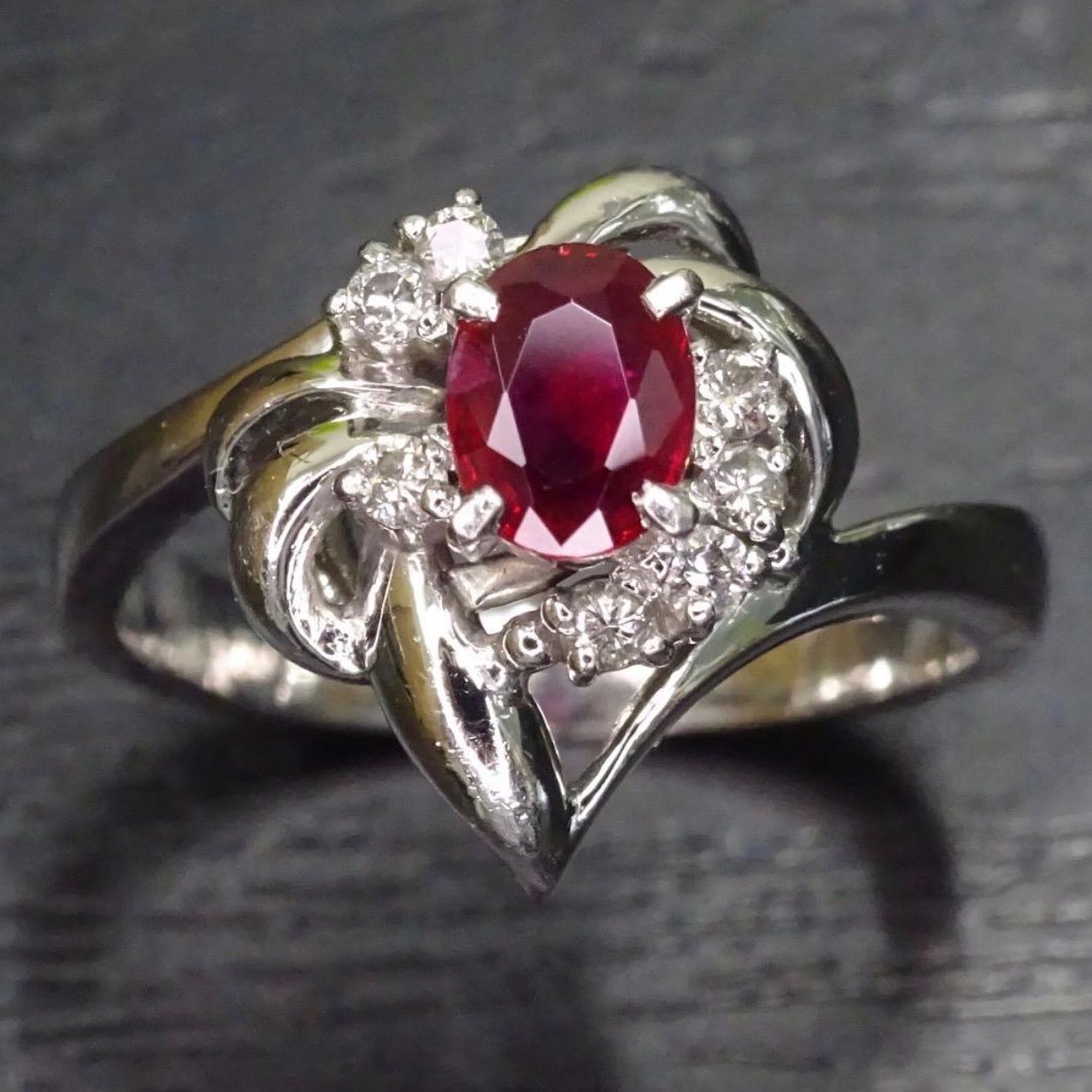 プラチナ pt900 天然ルビー0.34ct 天然ダイヤモンド0.09ct デザイン