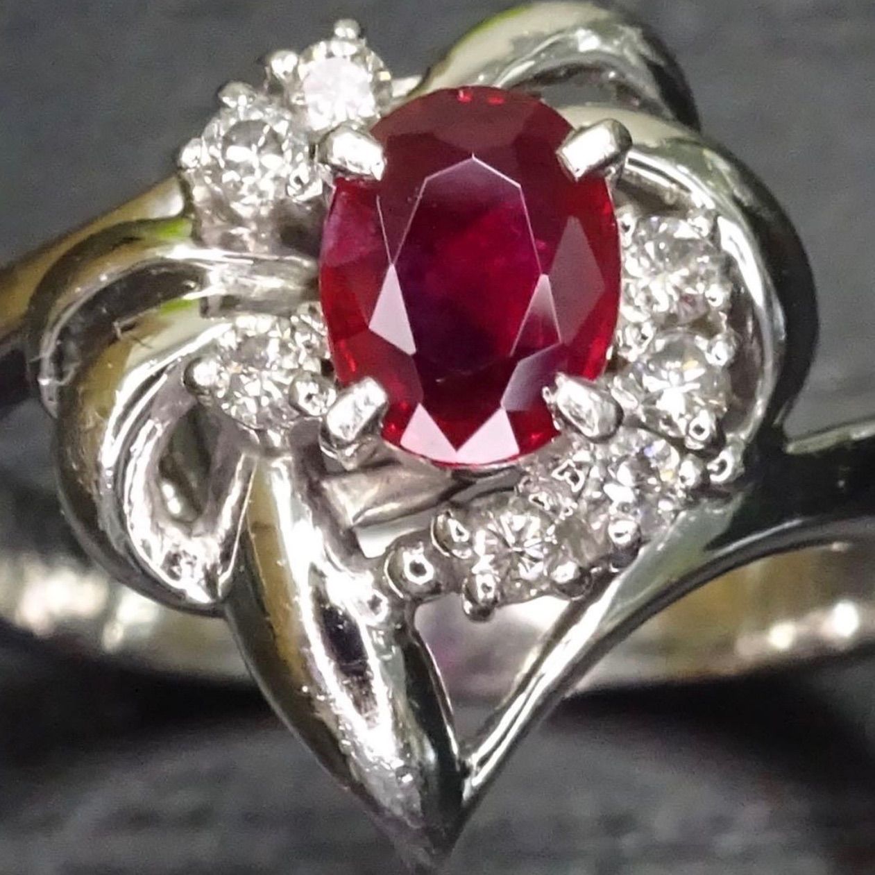 プラチナ pt900 天然ルビー0.34ct 天然ダイヤモンド0.09ct デザイン