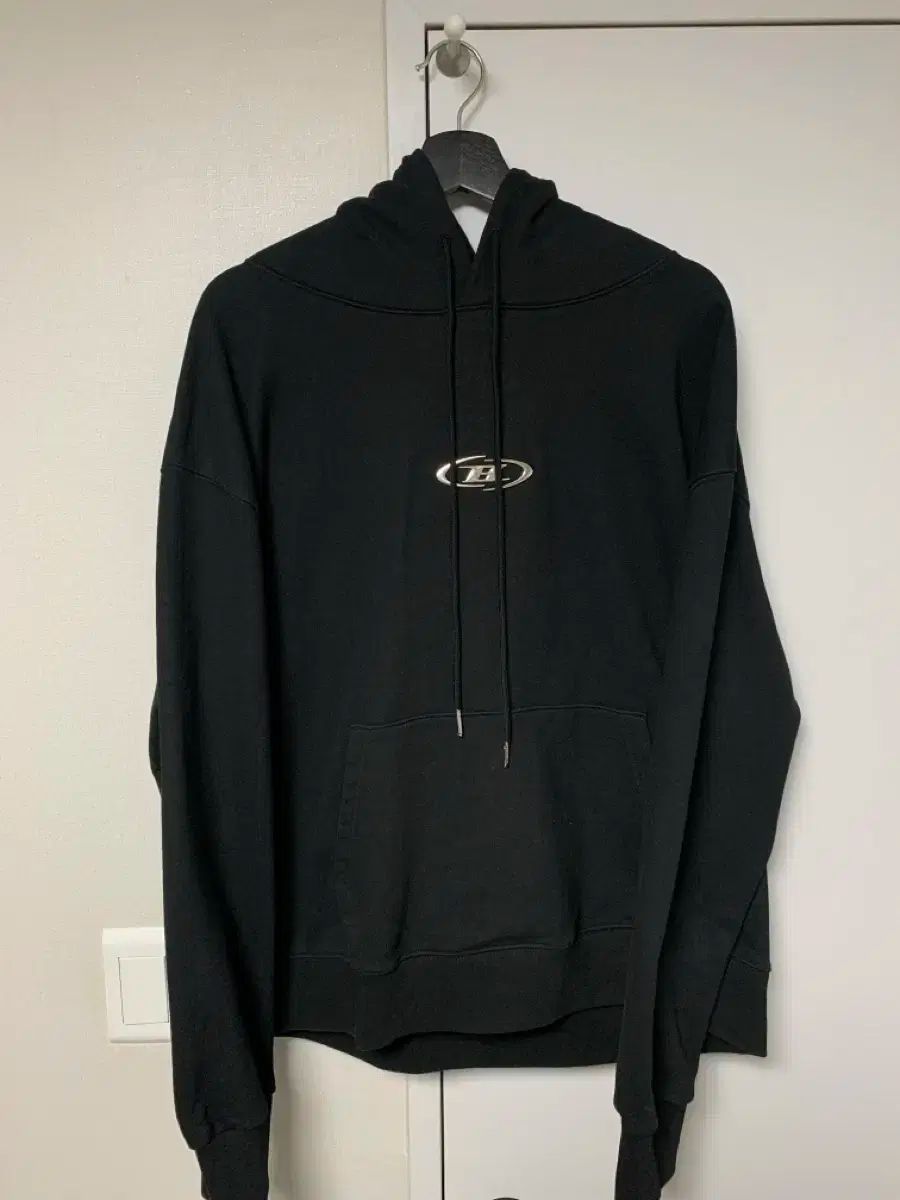 BORN TO WIN シルバーロゴ ブラックフーディー