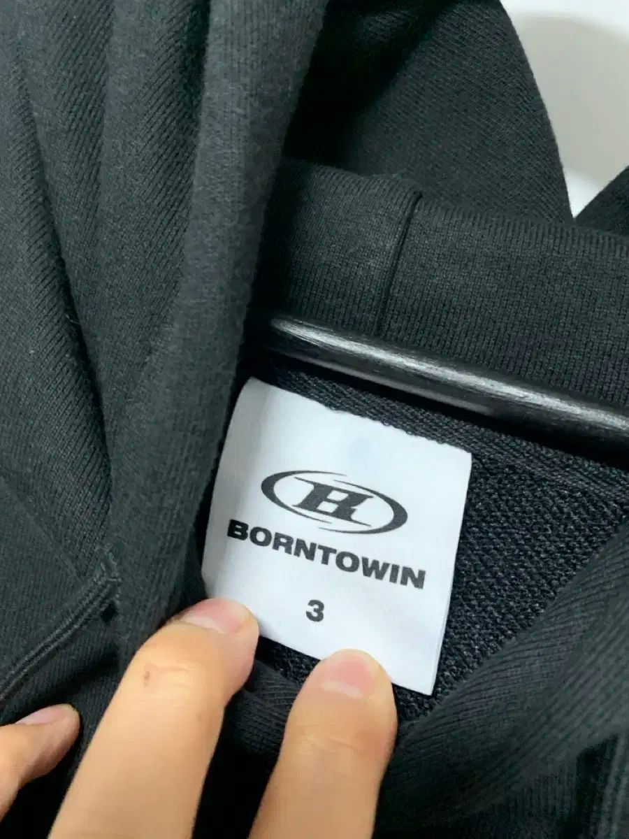 BORN TO WIN シルバーロゴ ブラックフーディー