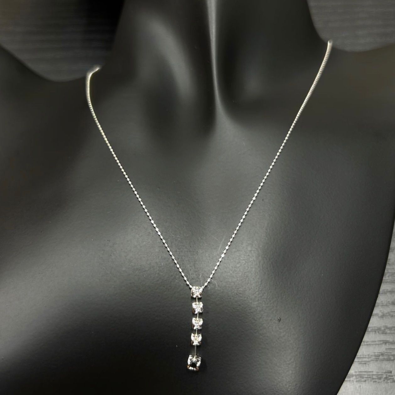 18金ホワイトゴールド K18WG GOLD750 天然ダイヤモンド0.12ct デザイン