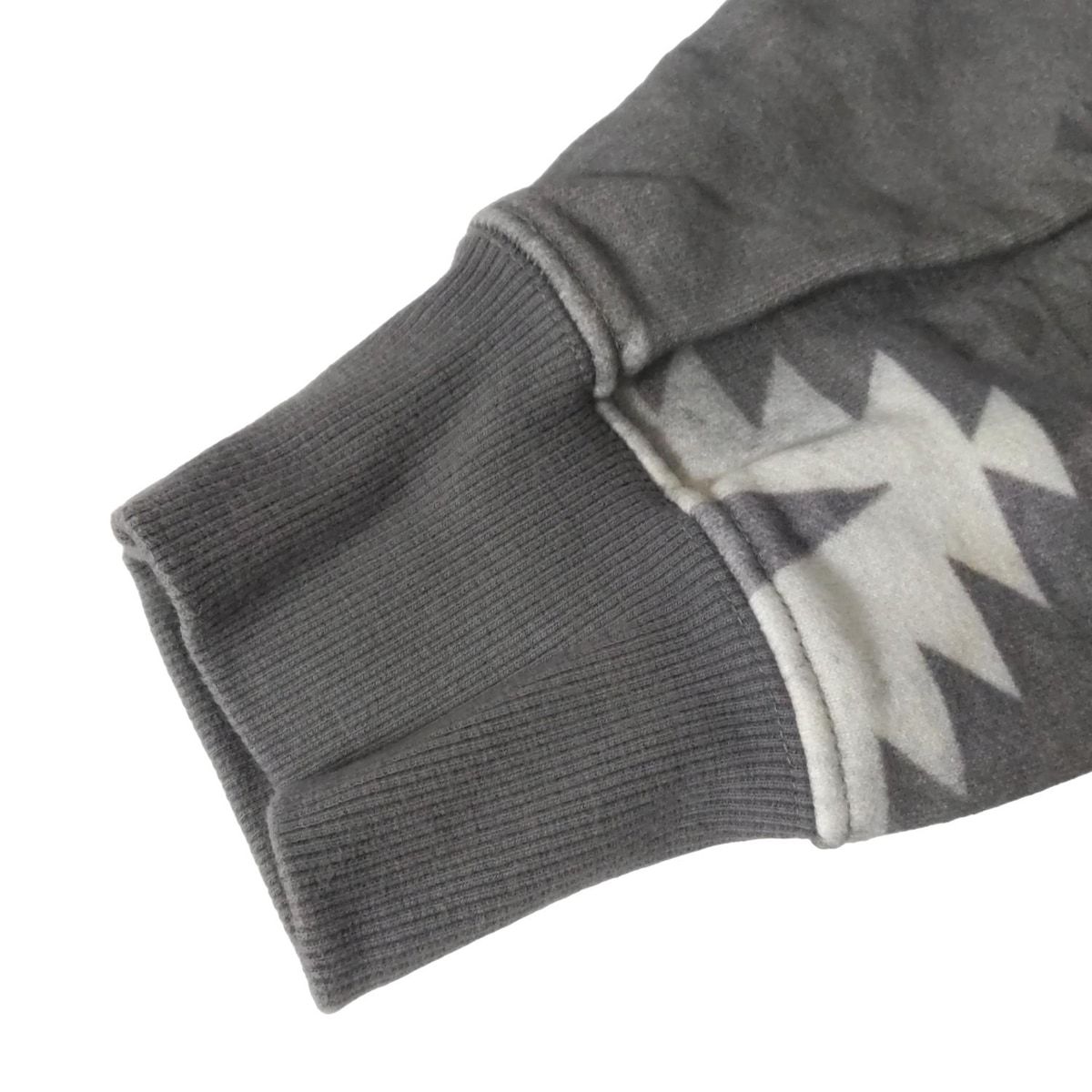 - グレー×白×マルチ