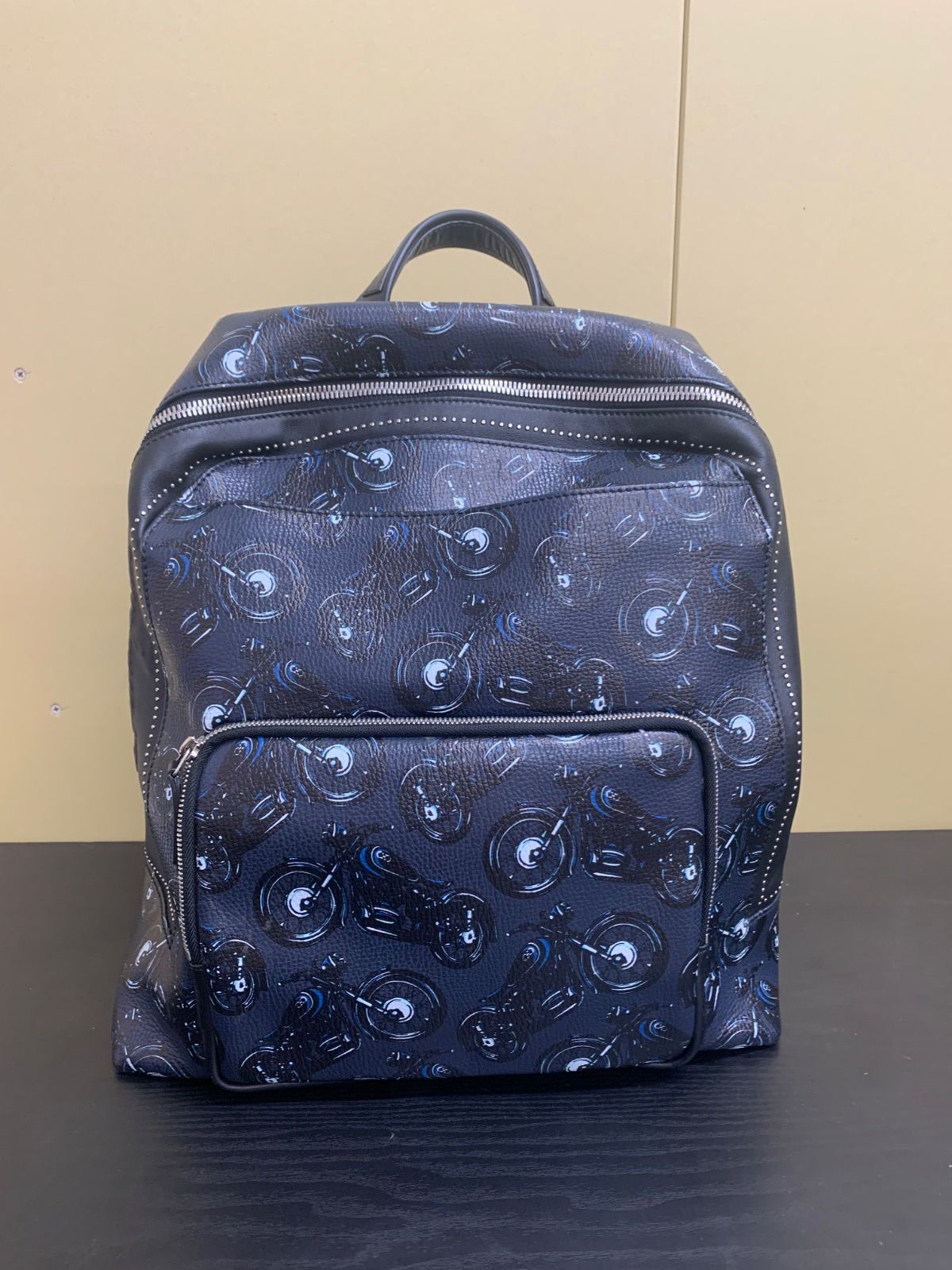 フェラガモ リュック バイク サルヴァトーレフェラガモ リュックサック ネイビー