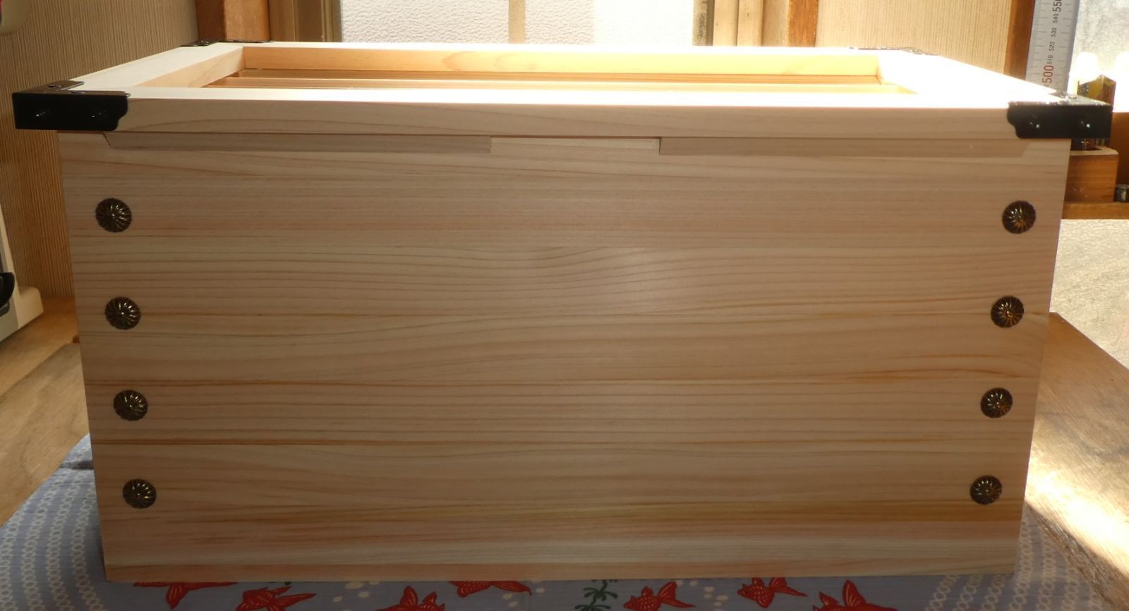 特別品 開運 お賽銭箱 桧 中の見えない格子タイプ菊鋲 ３８