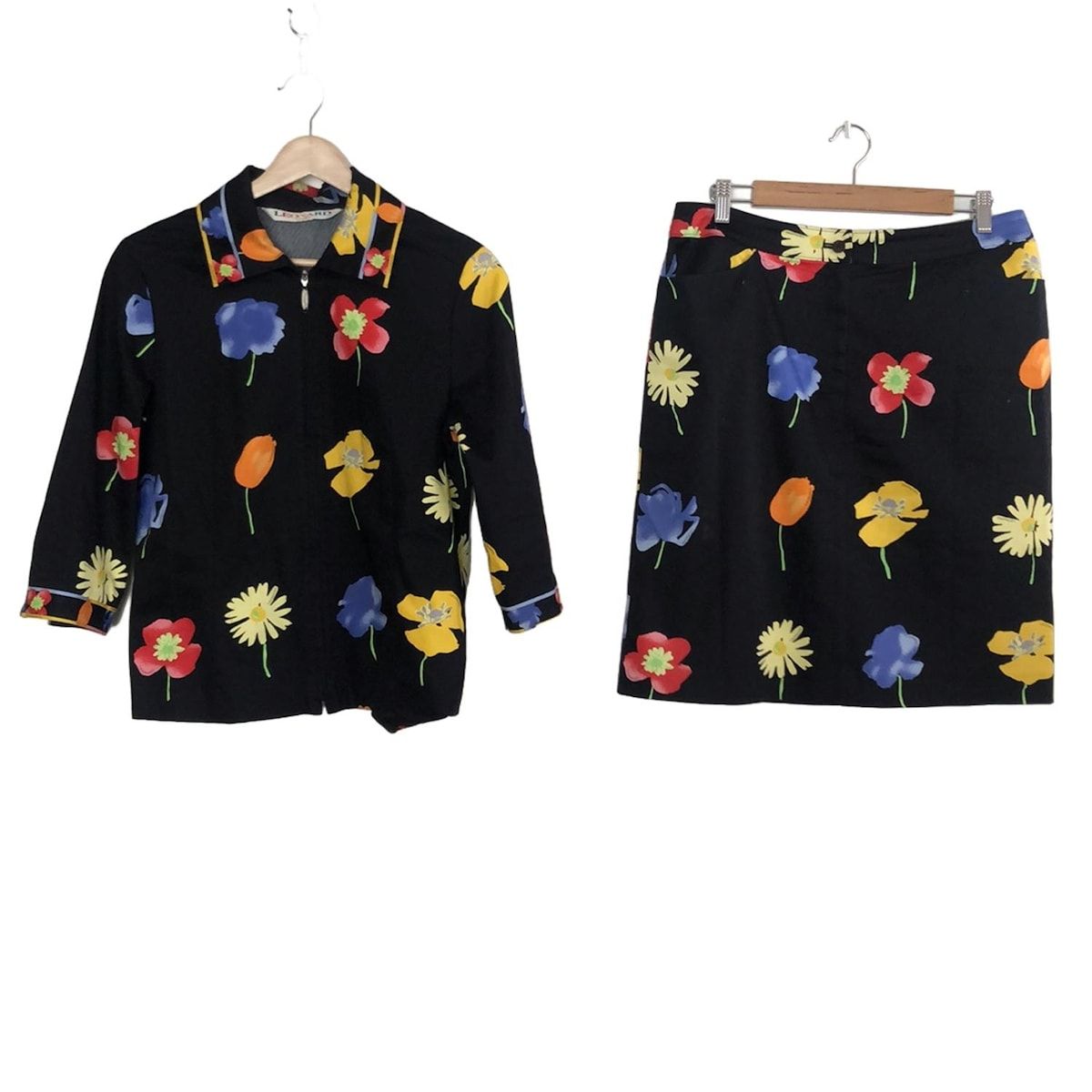 LEONARD SPORT レオナールスポーツ スカートスーツ レディース - 黒×レッド×マルチ 花柄 ジップアップ