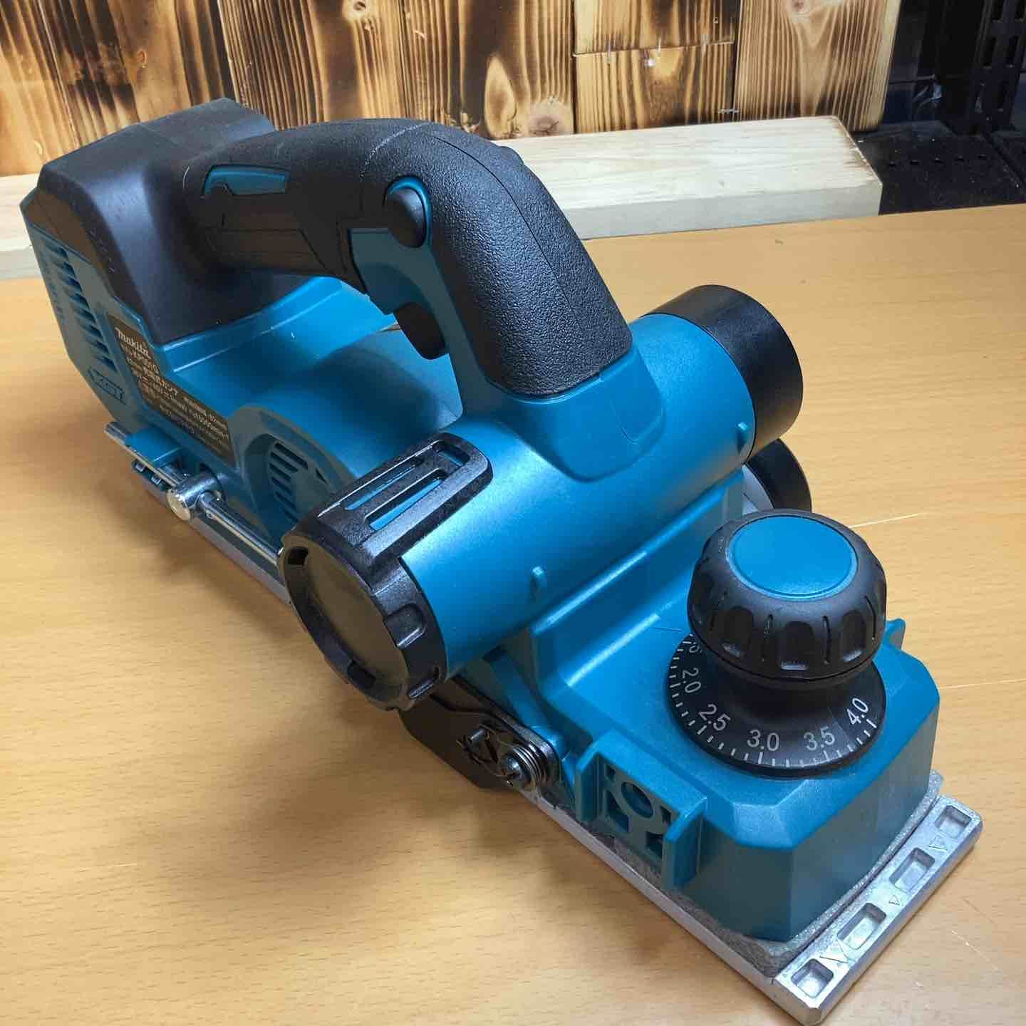 マキタ makita コードレスカンナ KP001GZ 表面 平滑 木材 表面削り 仕上げ 厚み調整 厚さ 面取り 加工 板の反り 平ら 溝 越谷店