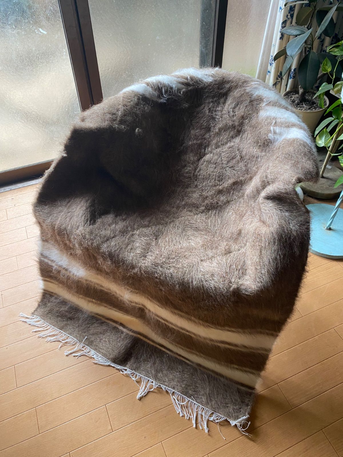 やっぱりこの冬 は欲しいシイルトバッタニイェ 新しいものです トルコの東シイルトのみで織られる上質アンゴラヤギの毛の毛布 ふわふわ暖かい踏み心地もバッグ 四季を通じて重宝する優れもの 優しい色合いどんな家具にも合うベージュのミフラブ柄 椅子やソファにも