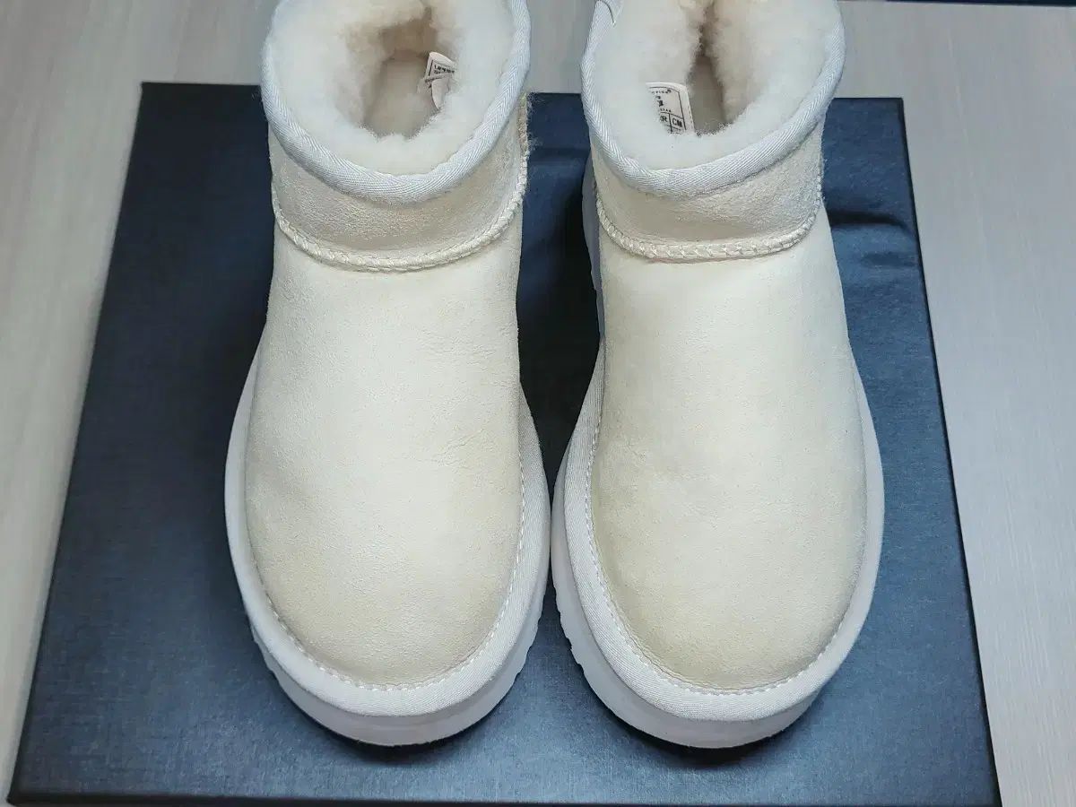 アグ クラシック ミニ フラットフォーム ブーツ オフホワイト 230 4 0