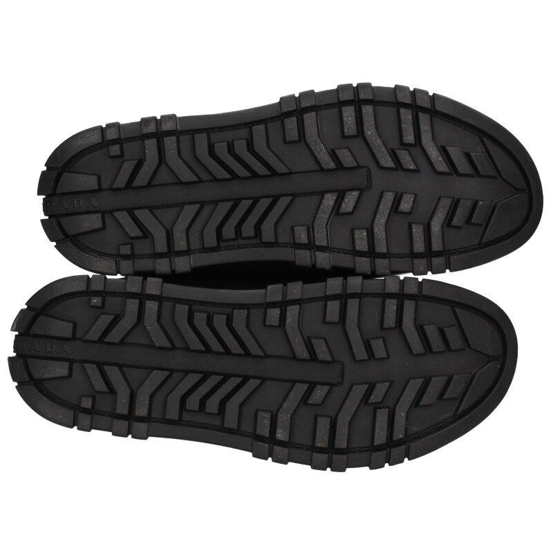 プラダ 三角プレートボアレザーブーツ