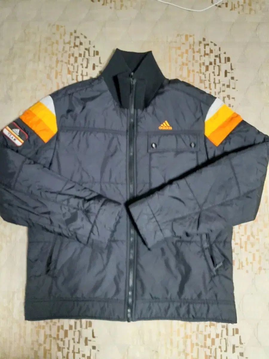 アディダス ブラック ダウン アウター オレンジ POINT
