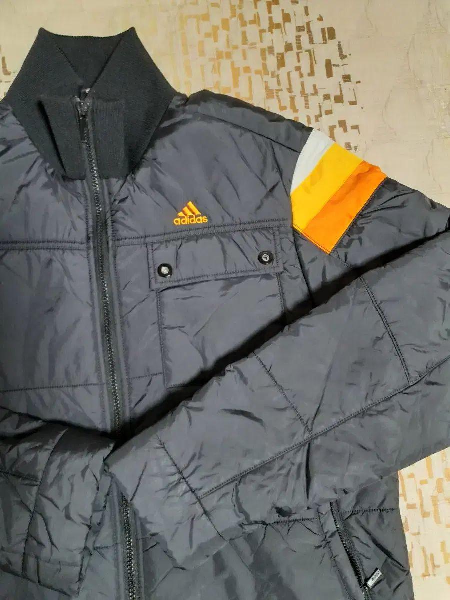 アディダス ブラック ダウン アウター オレンジ POINT