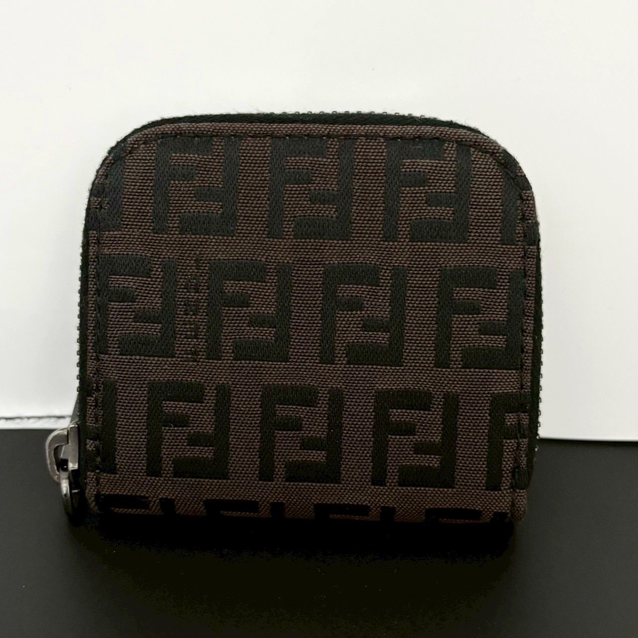 フェンディ FENDI コインケース 小銭入れ ズッキーノ ズッカ柄 ラウンドファスナー ラウンドジップ コンパクトウォレット ブラウン 茶色