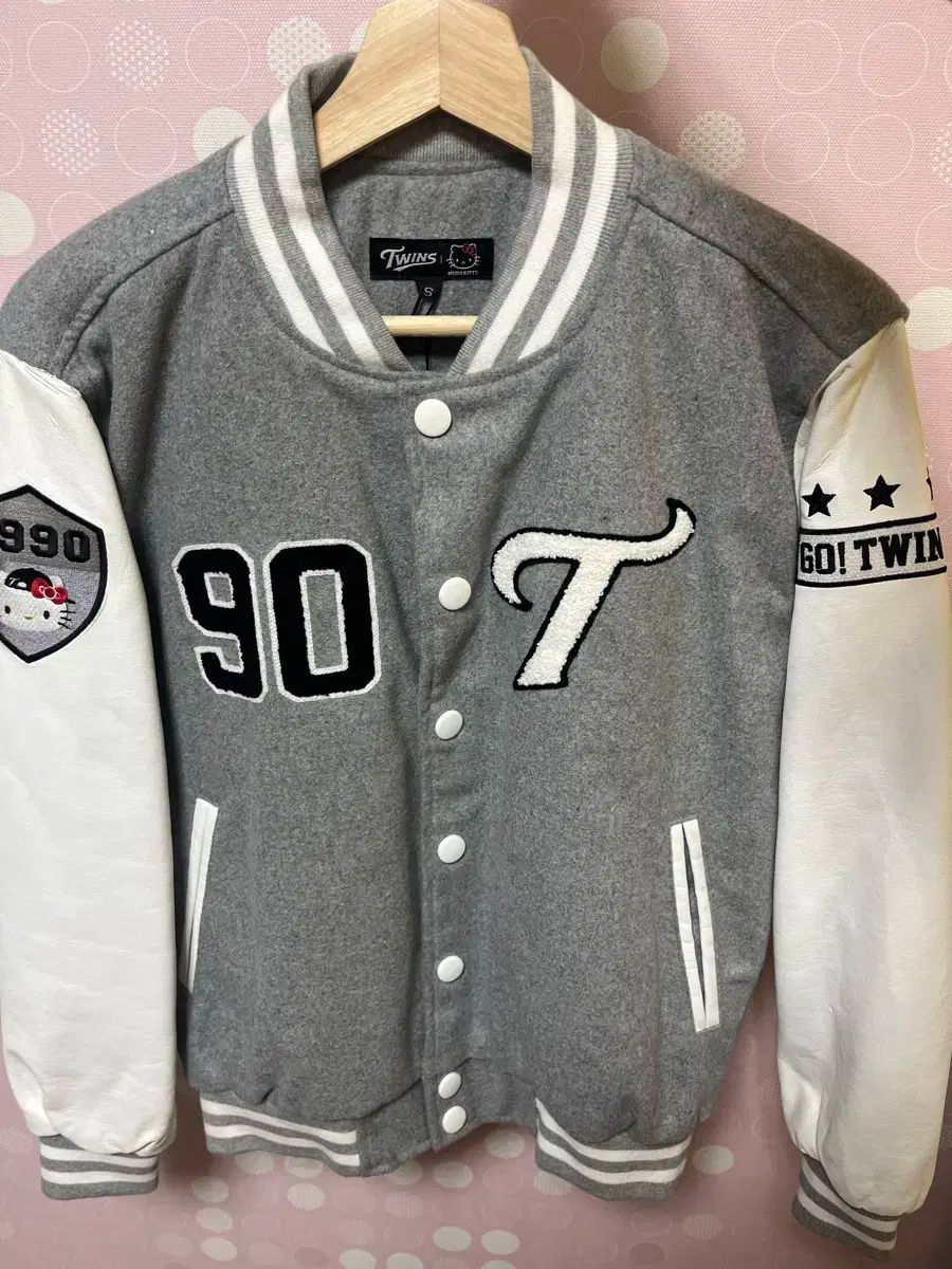 LGツインズ ハローキティ コラボ スタジャン