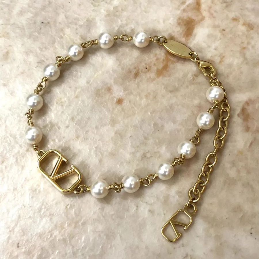 VALENTINO GARAVANI ヴァレンティノ ガラヴァーニ Vロゴ シグネチャー パールビーズ ブレスレット
