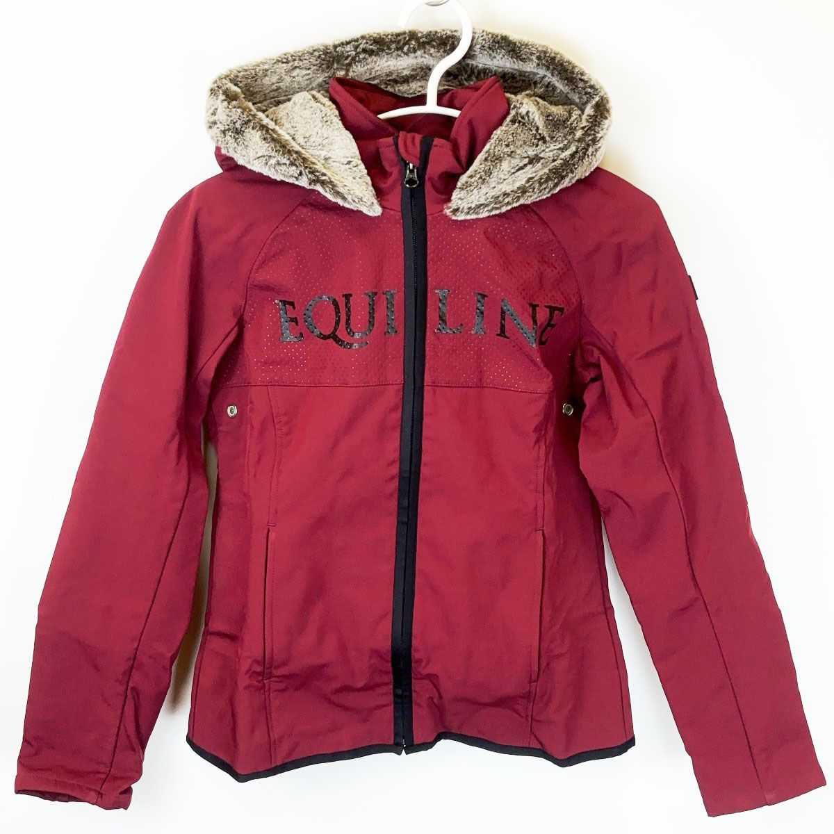 エクイライン EQUILINE Elly Softshell ソフトシェル 防水ジャケット ファーフード付 S マルーン R09690 レディース 乗馬 馬術