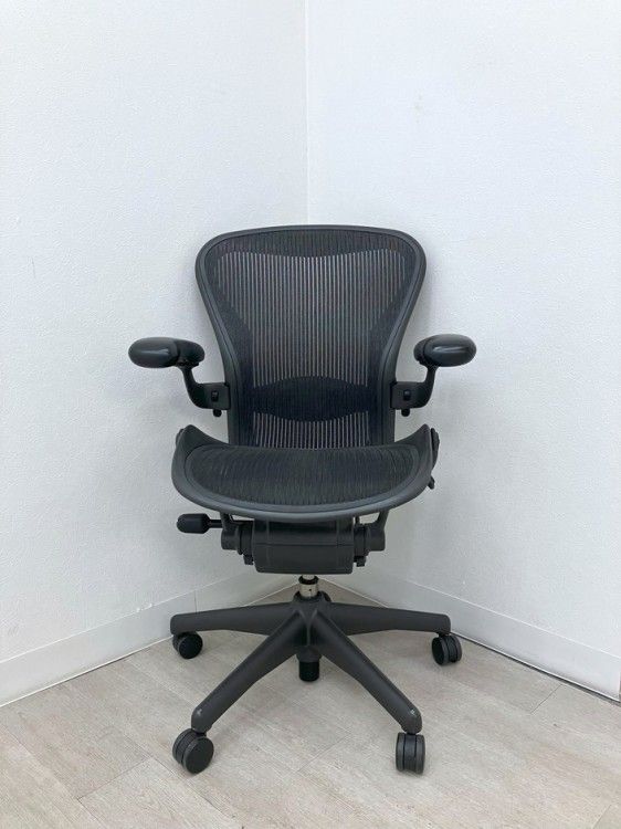 可動肘付アーロンチェア AE123AWB