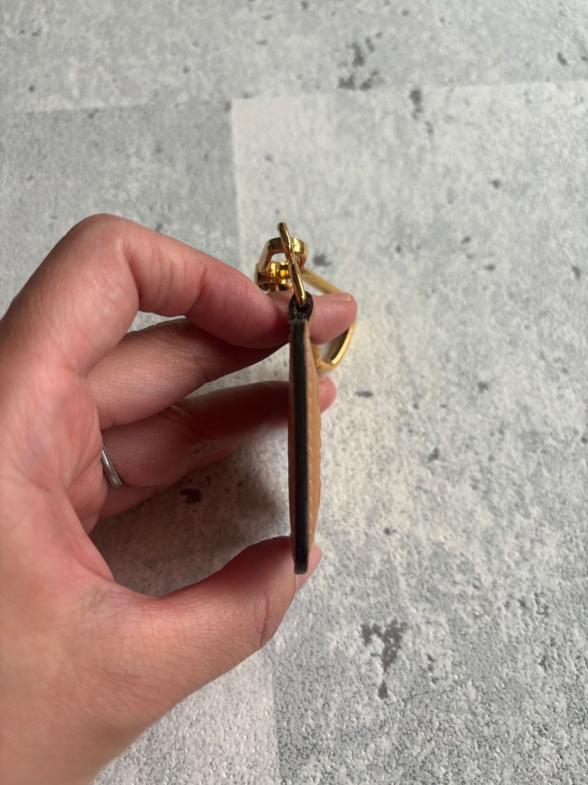 LOEWE ロゴ型押し