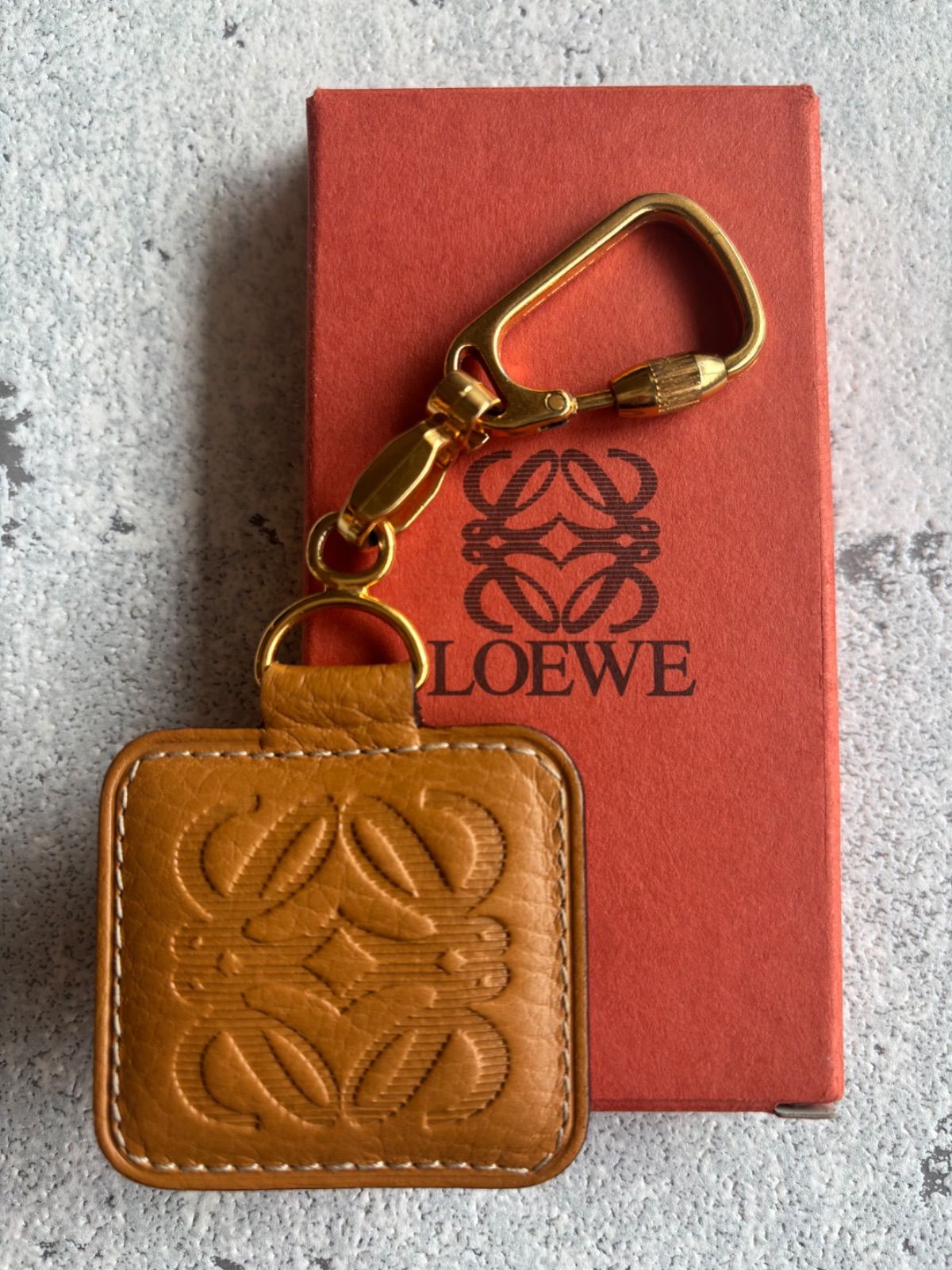 LOEWE ロゴ型押し