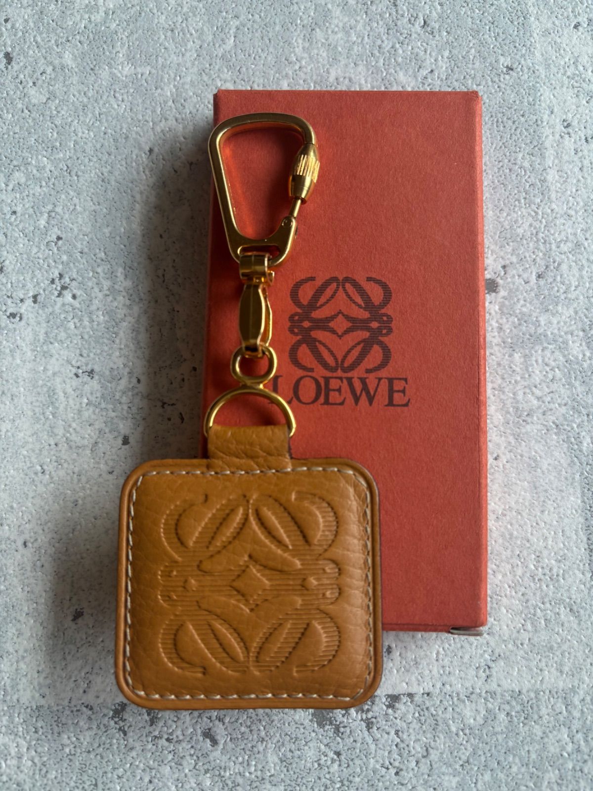 人気アイテム揃い踏み！ LOEWE ロゴ型押し キーリング イエローブラウン