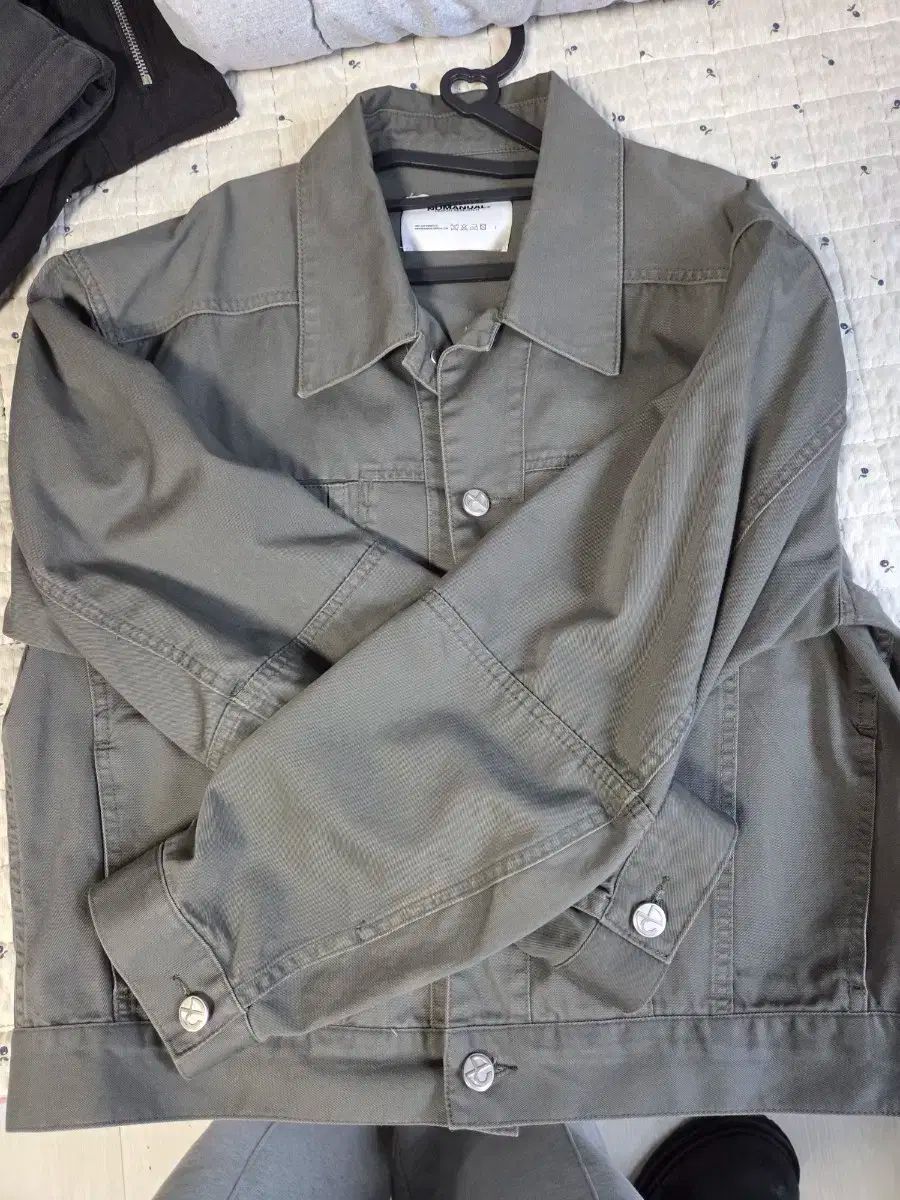 ノーマニュアル トラッカー ジャケット カーキ L