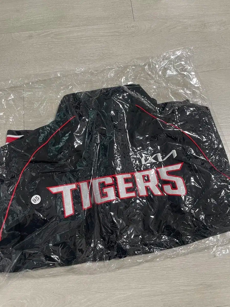 KIAタイガース 24 アセンティック 秋冬用アウター XS