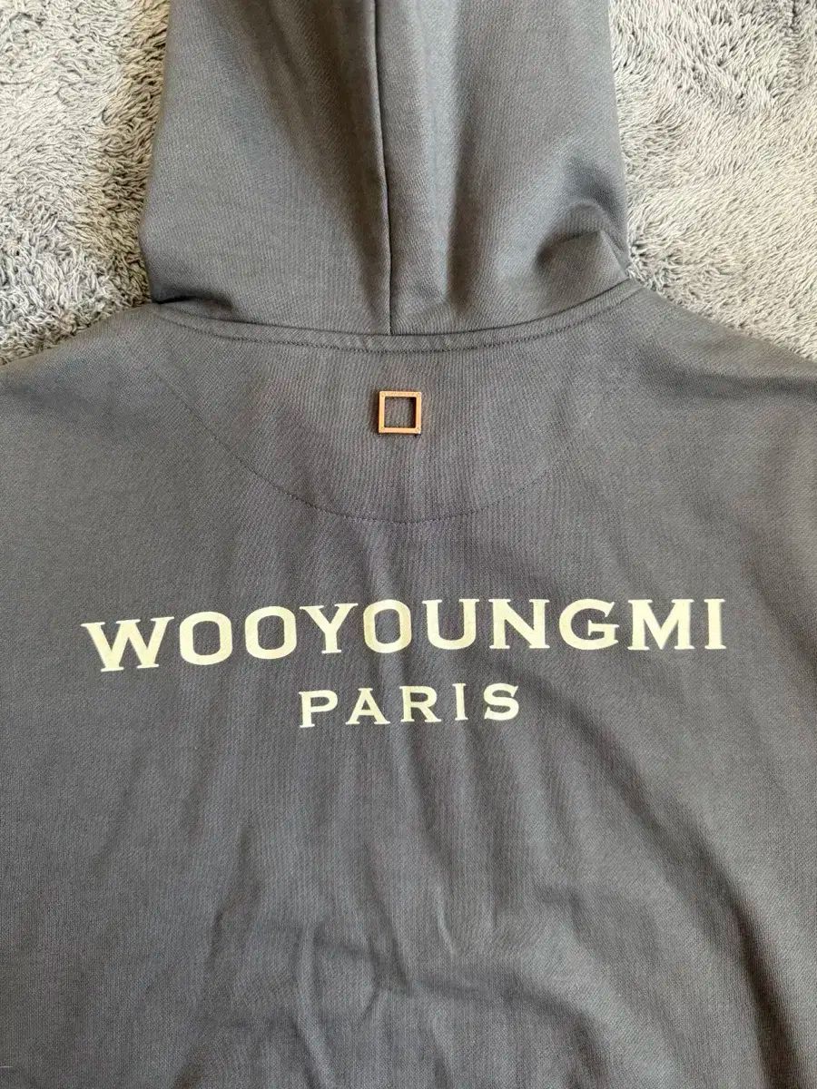 グレー バックロゴ