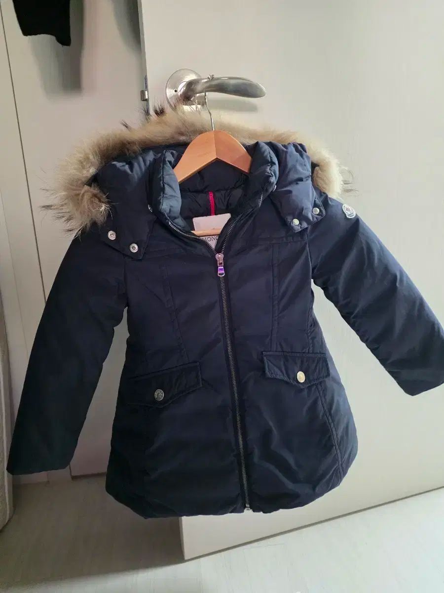 モンクレール レディース 女の子 ネイビー ダウン 6 y ファー WHO 取り外し