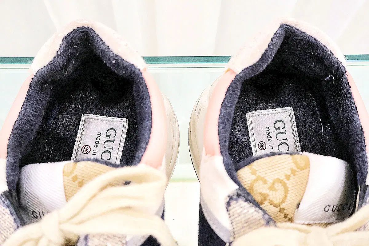 スニーカー 620185