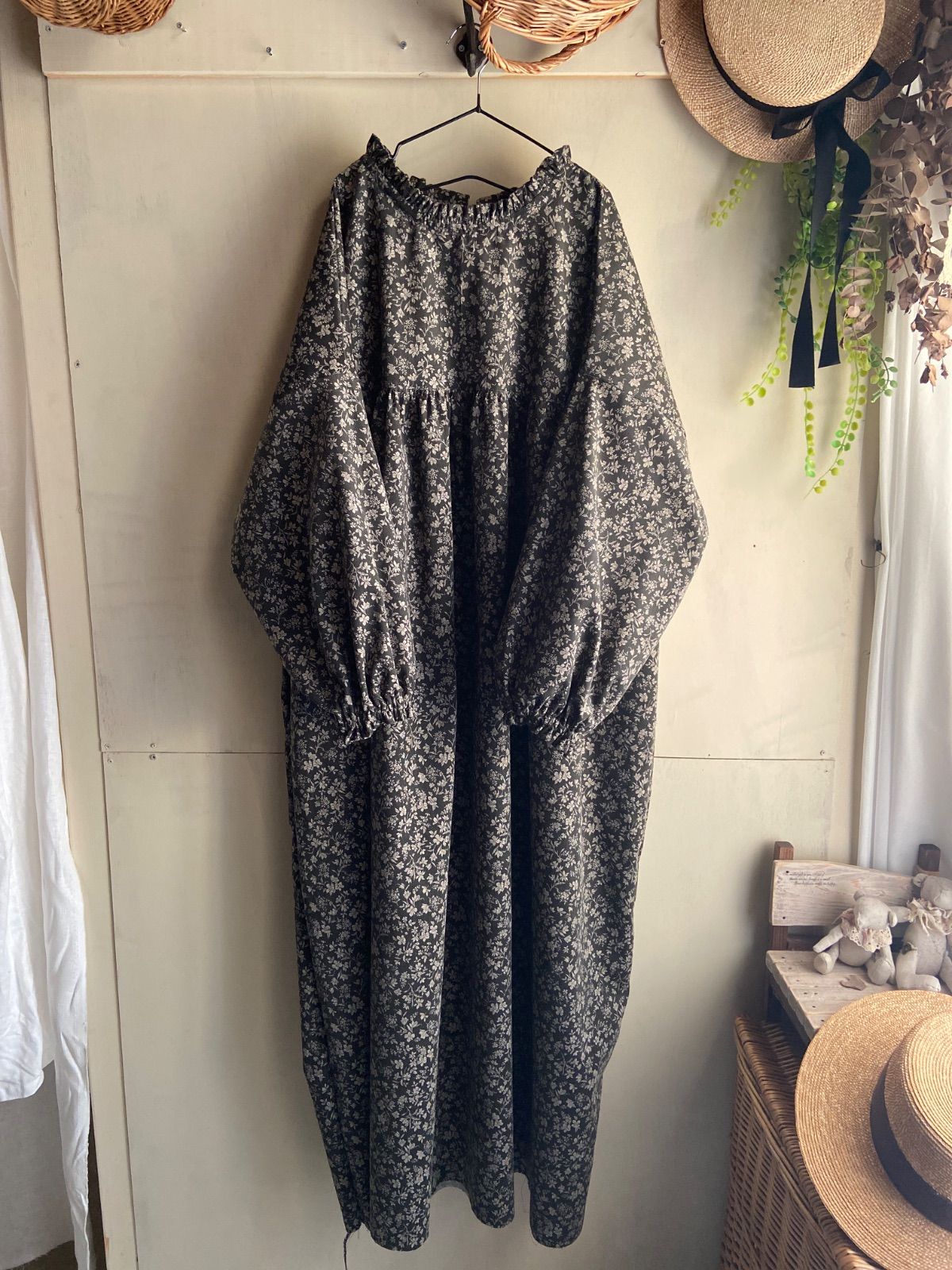 コーデュロイ フリルギャザーワンピース 小花 グレー