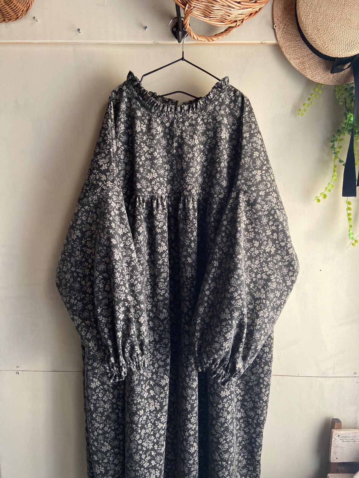 コーデュロイ フリルギャザーワンピース 小花 グレー