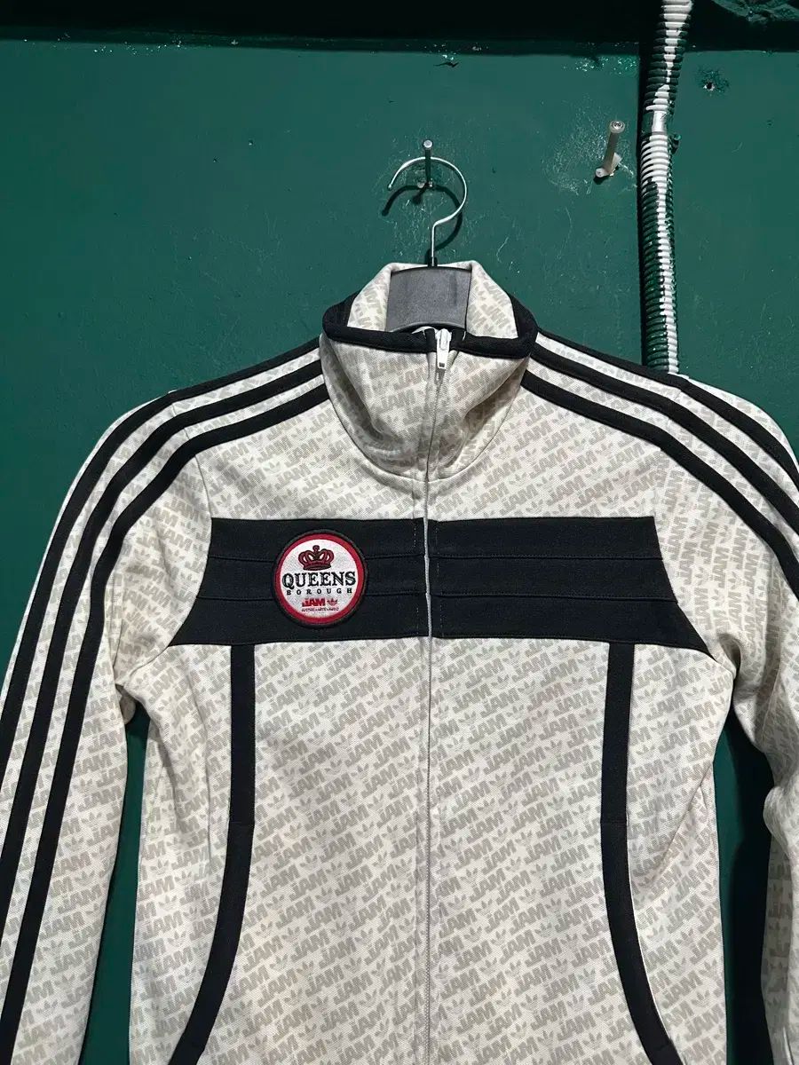 アディダス モデル JAM QUEENS クロップド トラックジャージ85