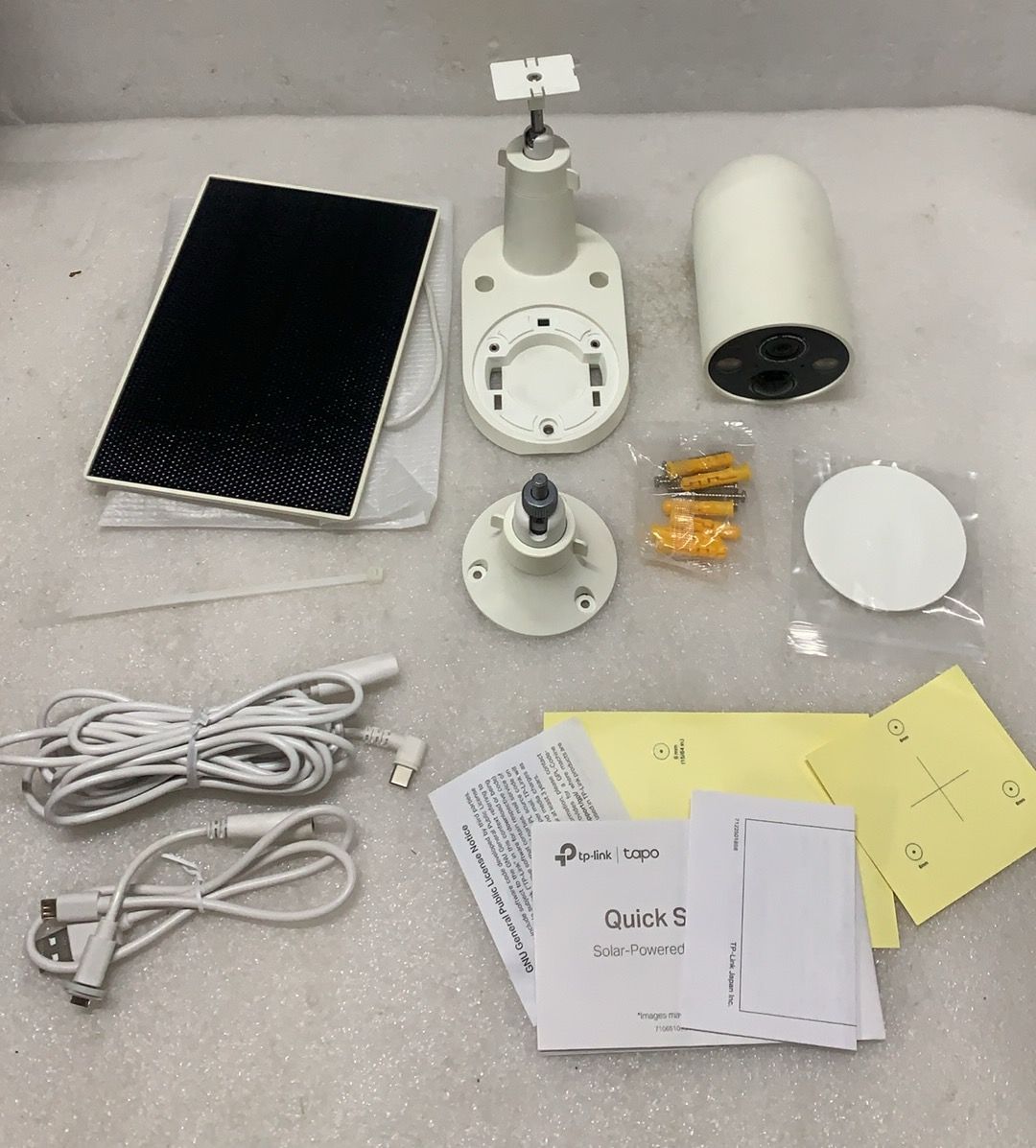 TP-Link Tapo C425 KITソーラー給電セキュリティカメラ --524116